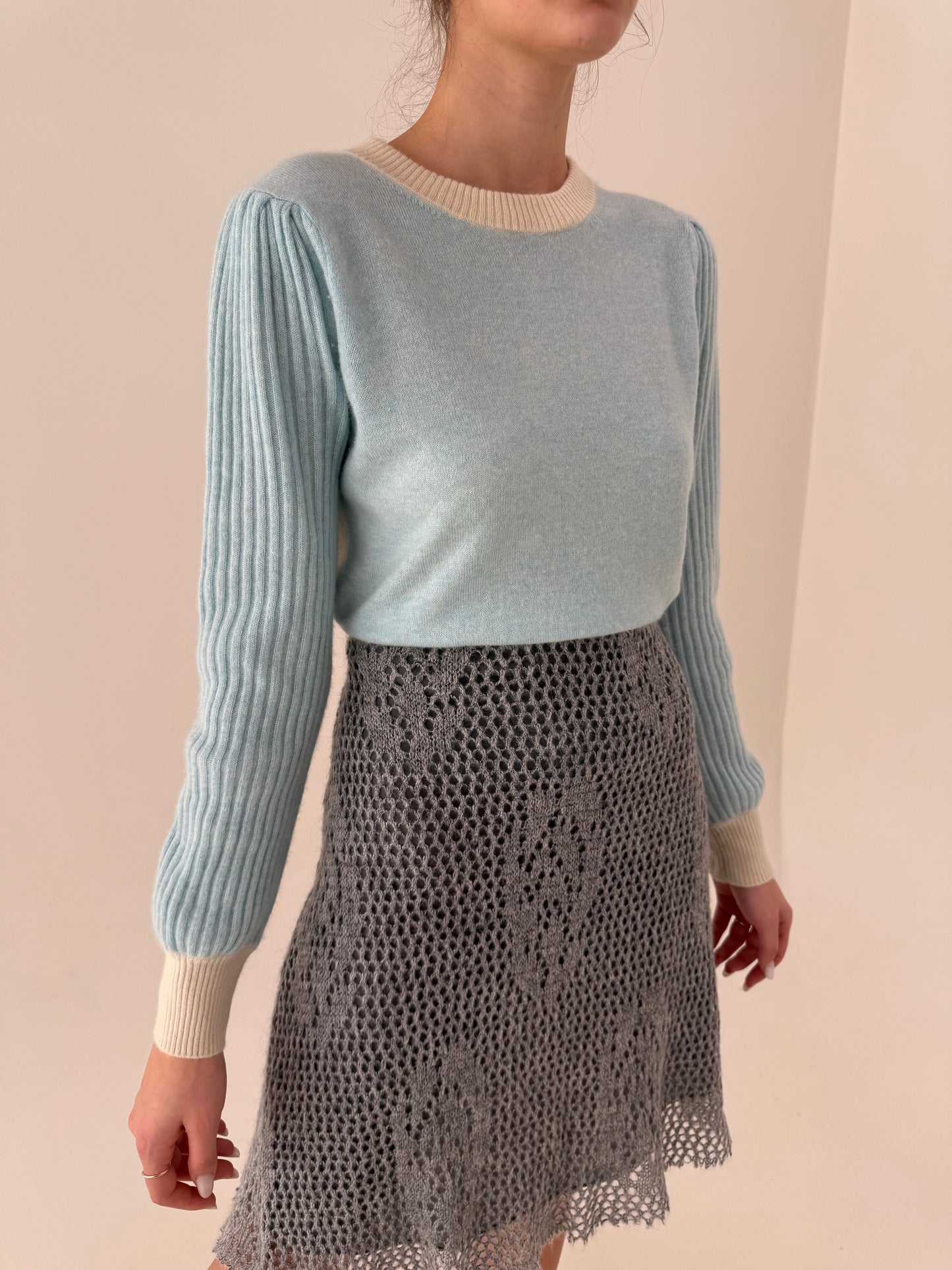 Pulover baby blue din cașmir în croi super feminin cu decupaj discret la spate