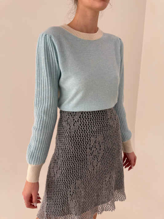 Pulover baby blue din cașmir în croi super feminin cu decupaj discret la spate