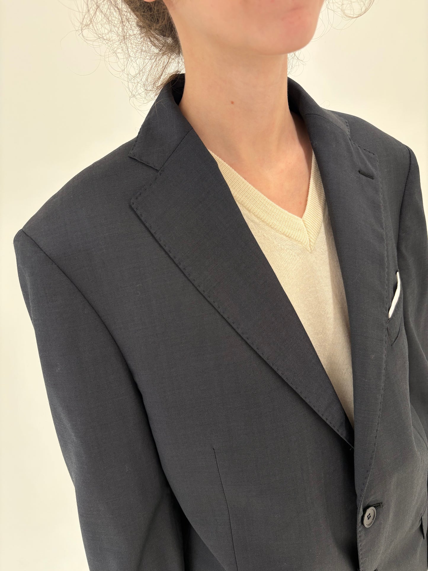 Costum italian din lana merino extrafina super 110’s in croi actual