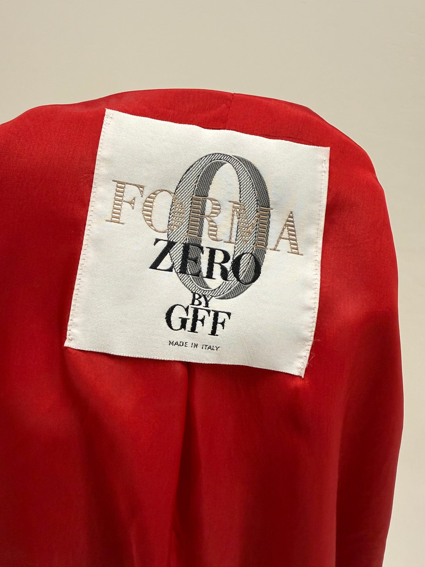 Pardesiu Gianfranco Ferre cherry red din lana extrem de subțire light weight de sezon cald
