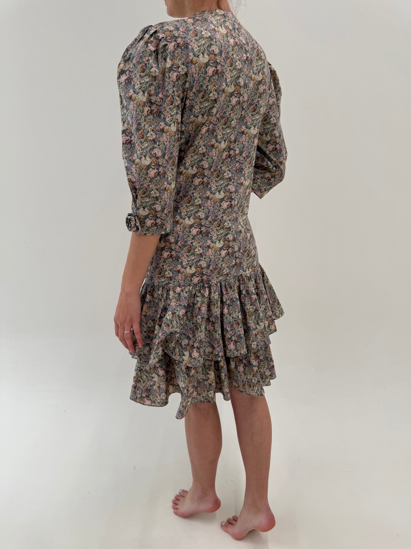 Rochie vintage cu talie căzută și print floral în nuanțe dusty superbe