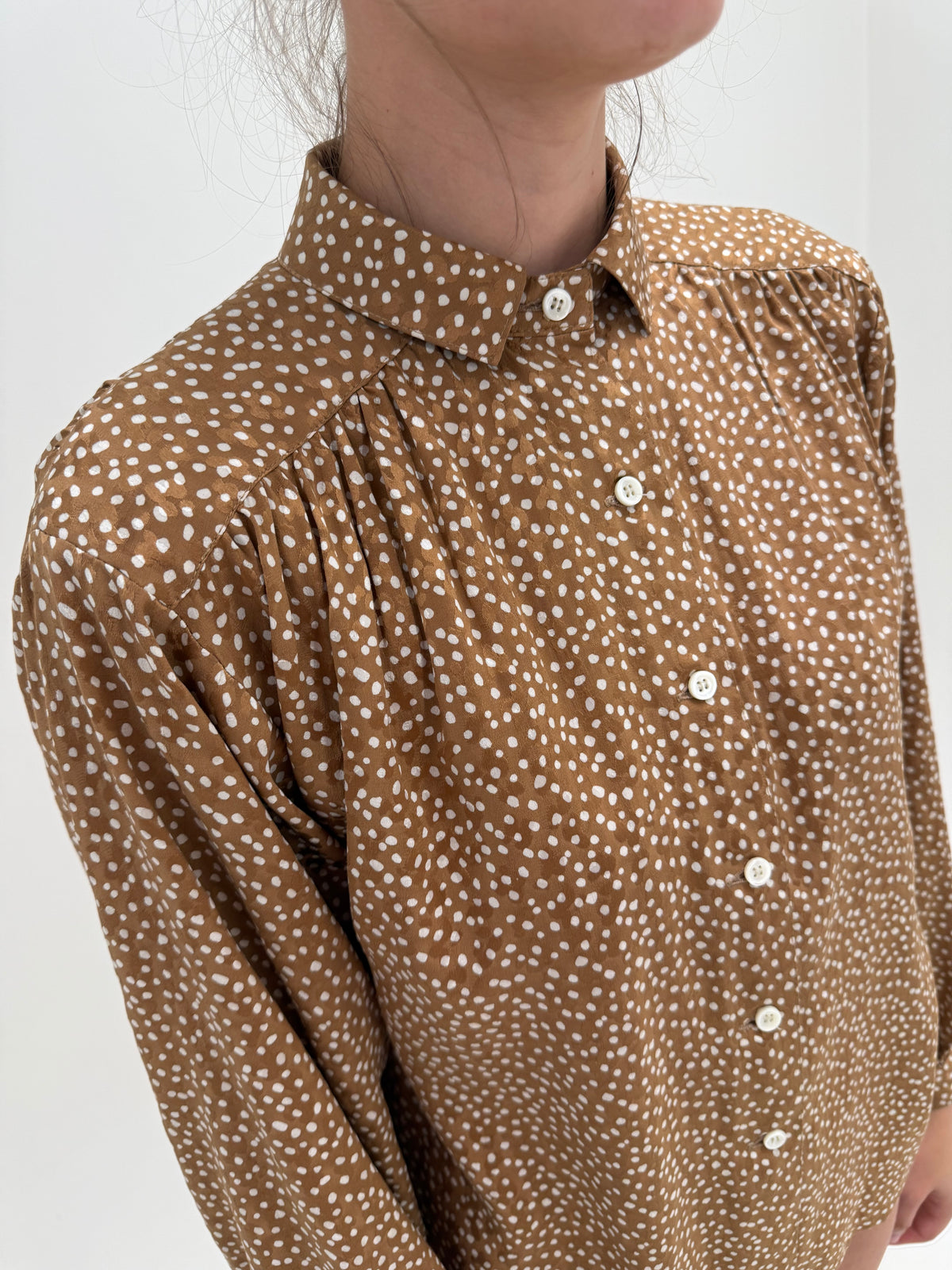 Cămașa vintage cu Bambi print super în trend cu bust drapat