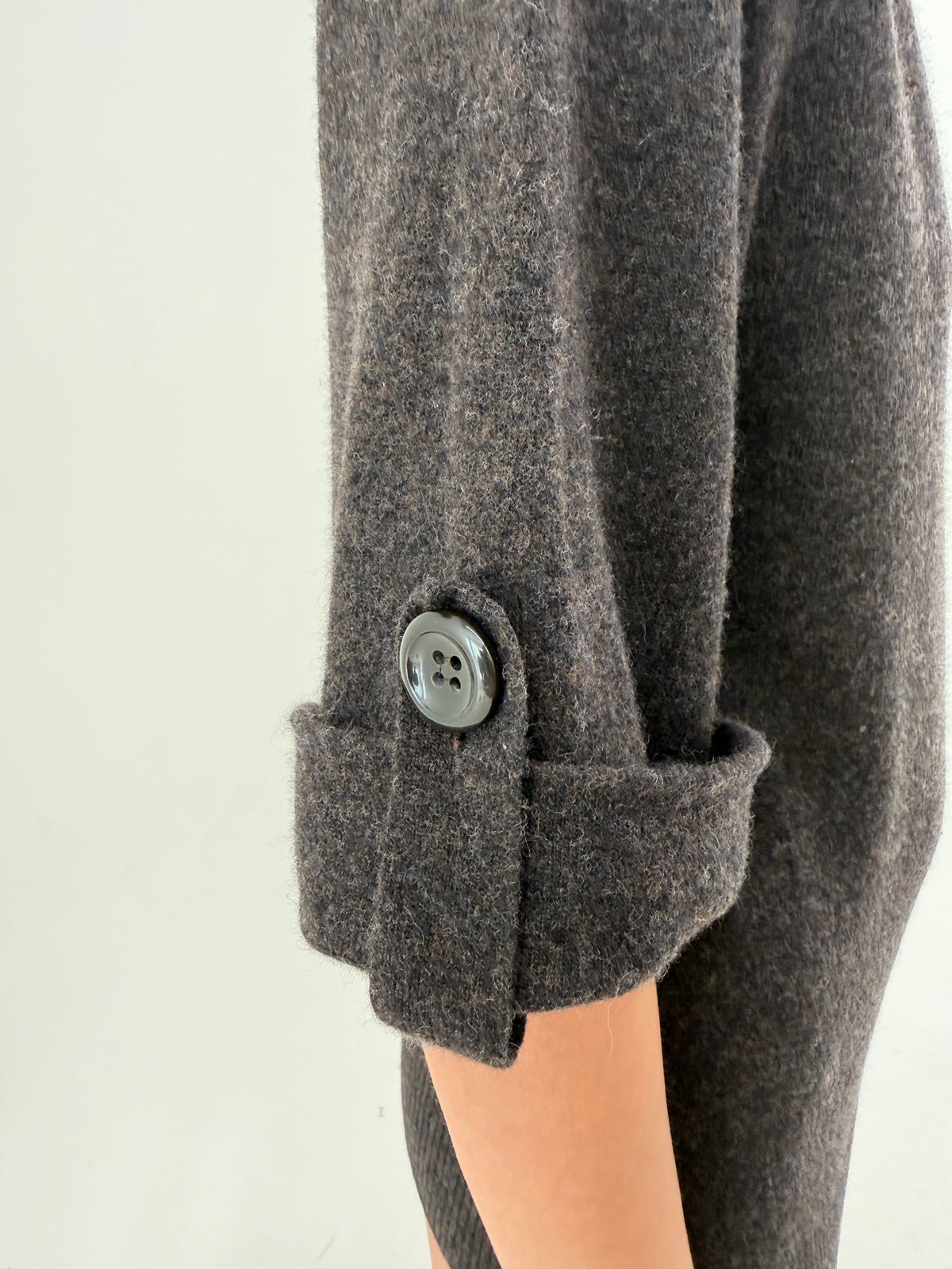 Top polo dark brown din lana extrafina cu mânecă reglabilă