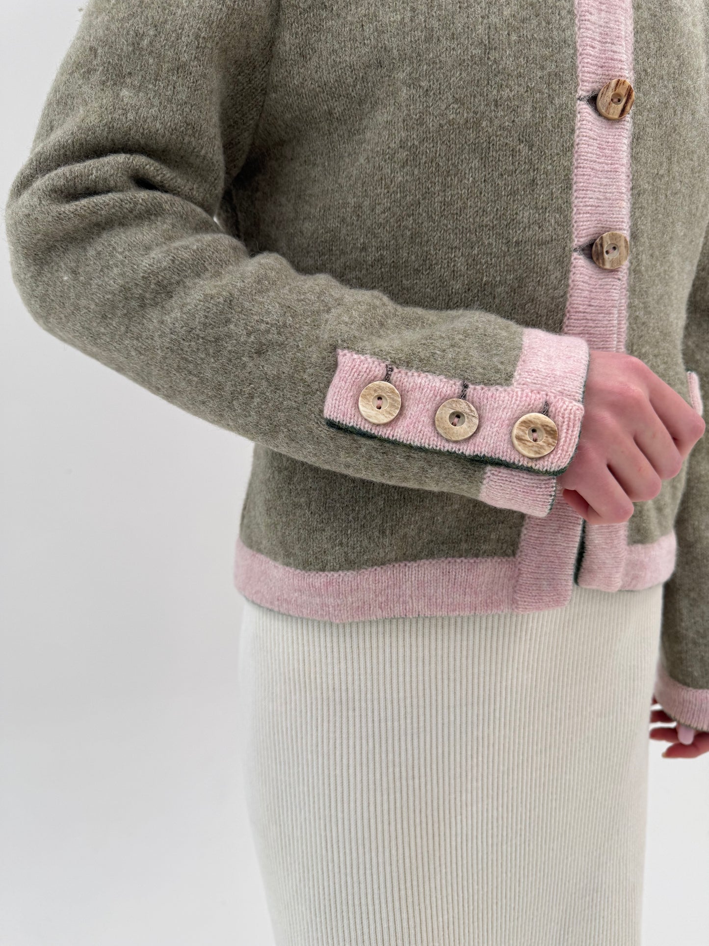 Cardigan super gros cu paspoal roz pudrat din lana pura