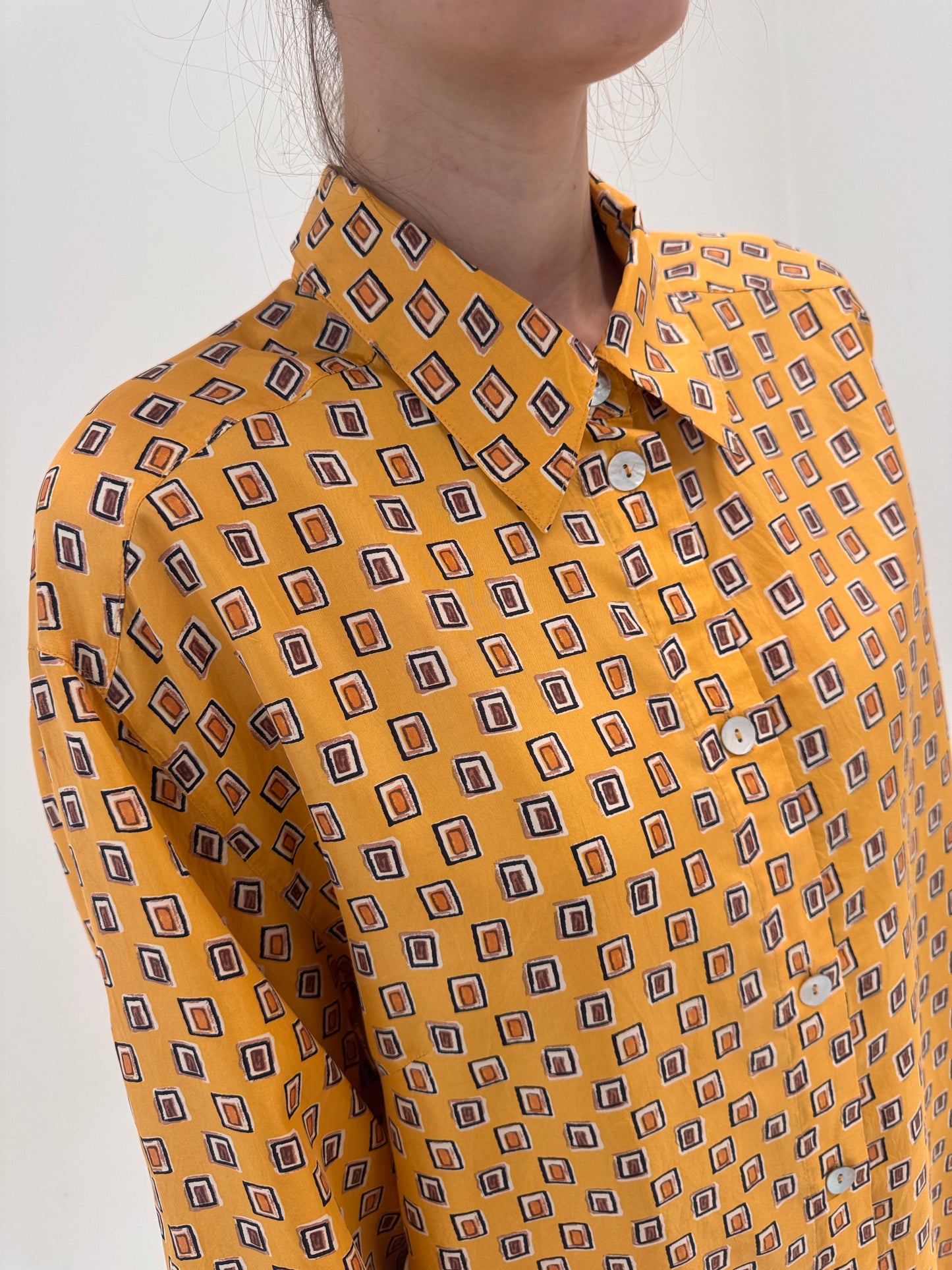 Cămașa din mătase naturală în croi amplu cu print geometric