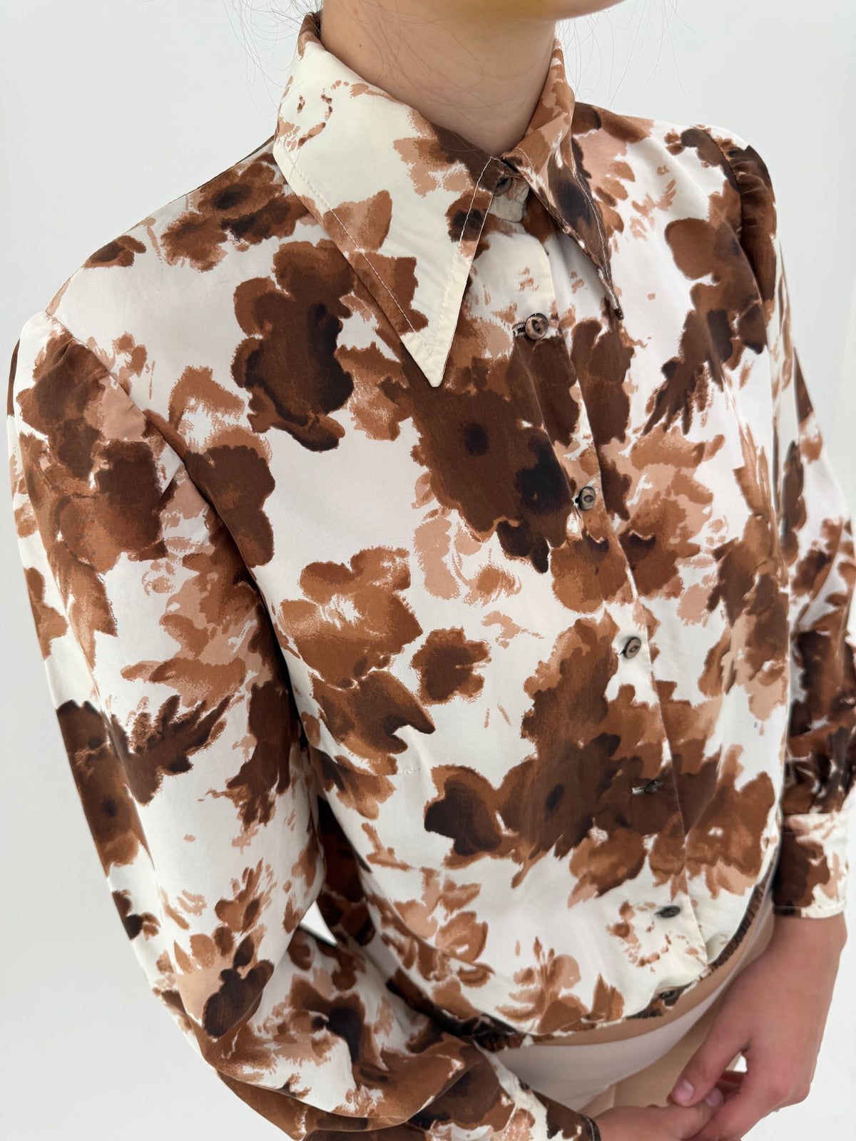 Cămașa din mătase naturală cu print superb floral stilizat chocolate brown