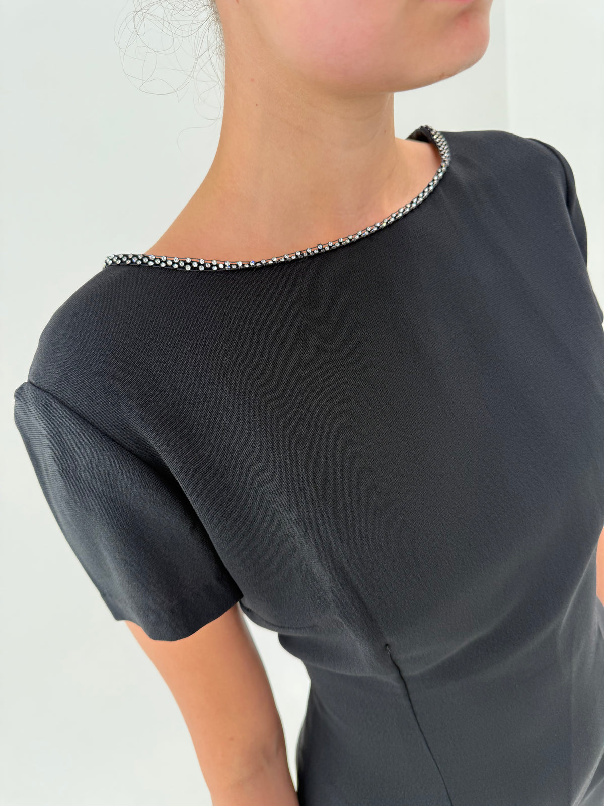 LBD vintage in croi minimalist din crep plin de la business la cocktail cu aplicații de cristale