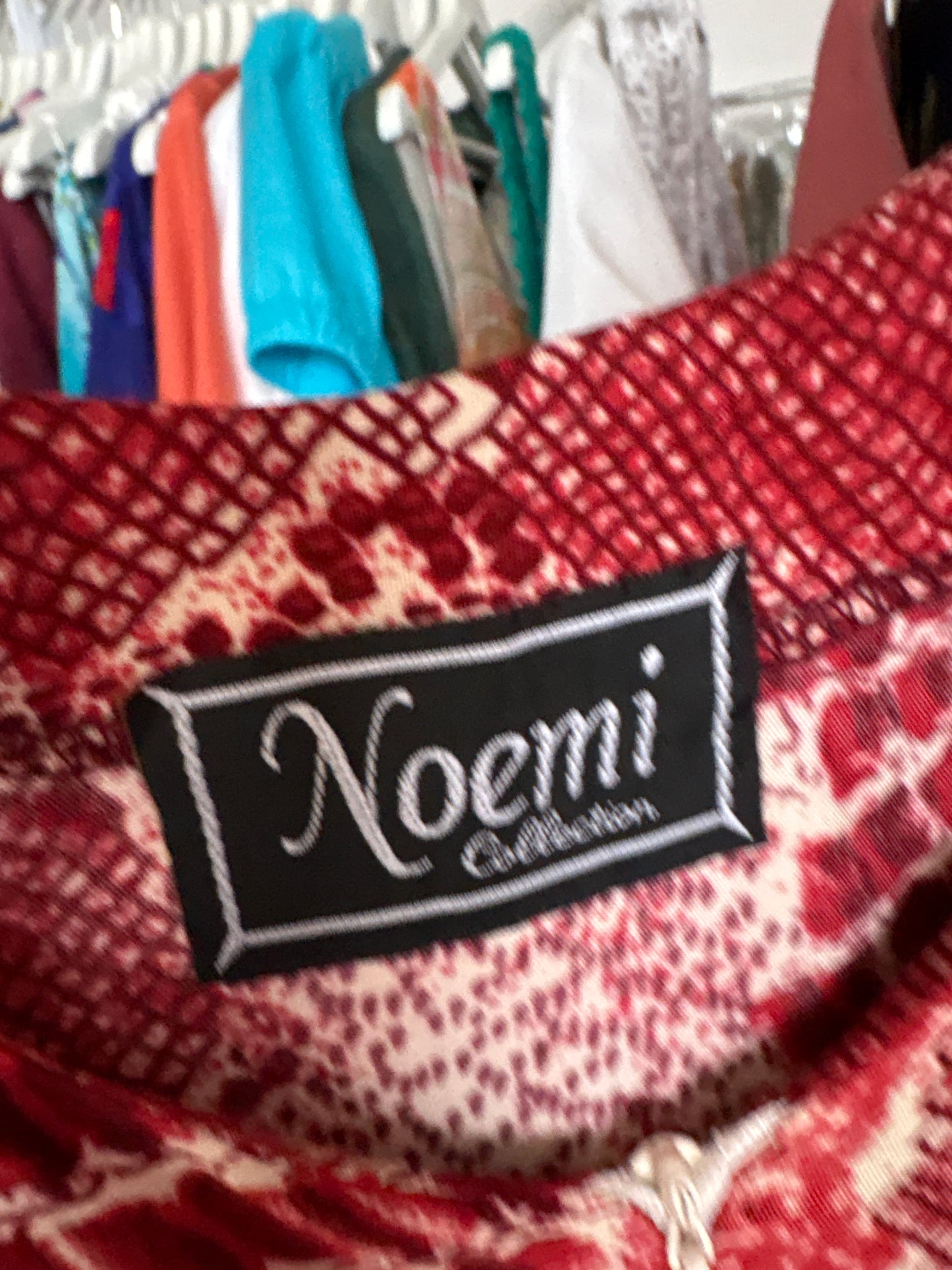 Rochie maxi tall super vaporoasă în nuanțe superbe de whine red animal print