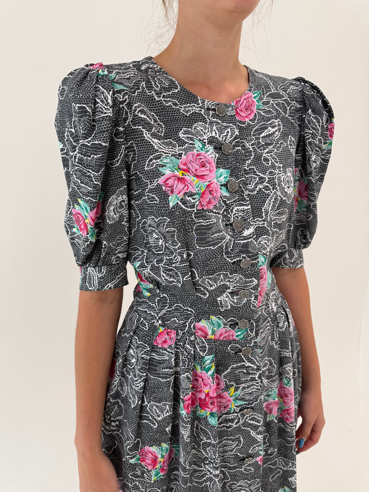 Rochie vintage cu mâneci bufante, talie ultra înaltă marcată și buzunare