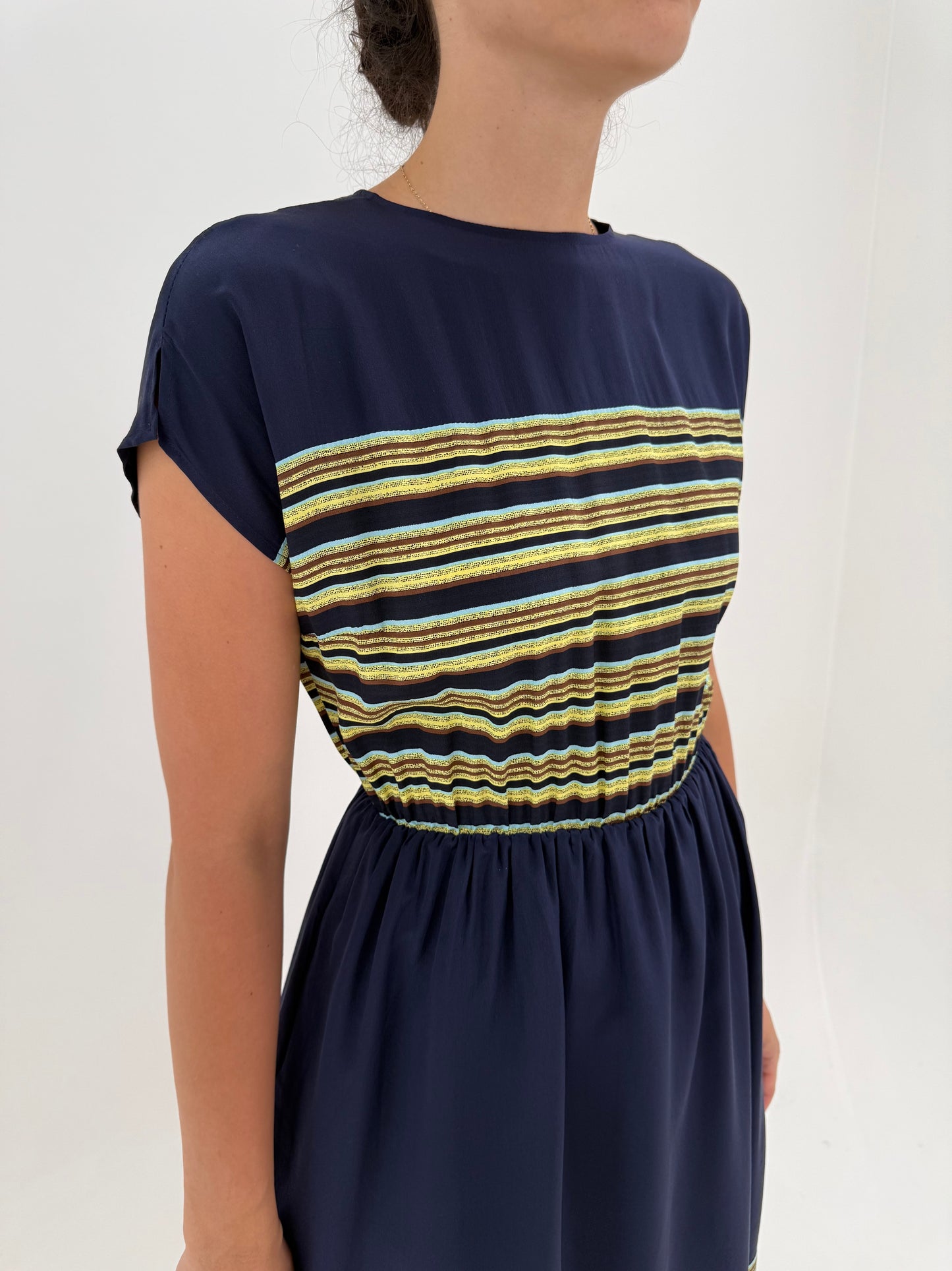 Rochie din twill de mătase matuala în croi retro modern cu talie elastică
