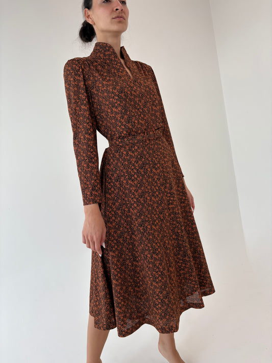 Rochie vintage cu print delicat chocolate brown cu talie ultra marcată