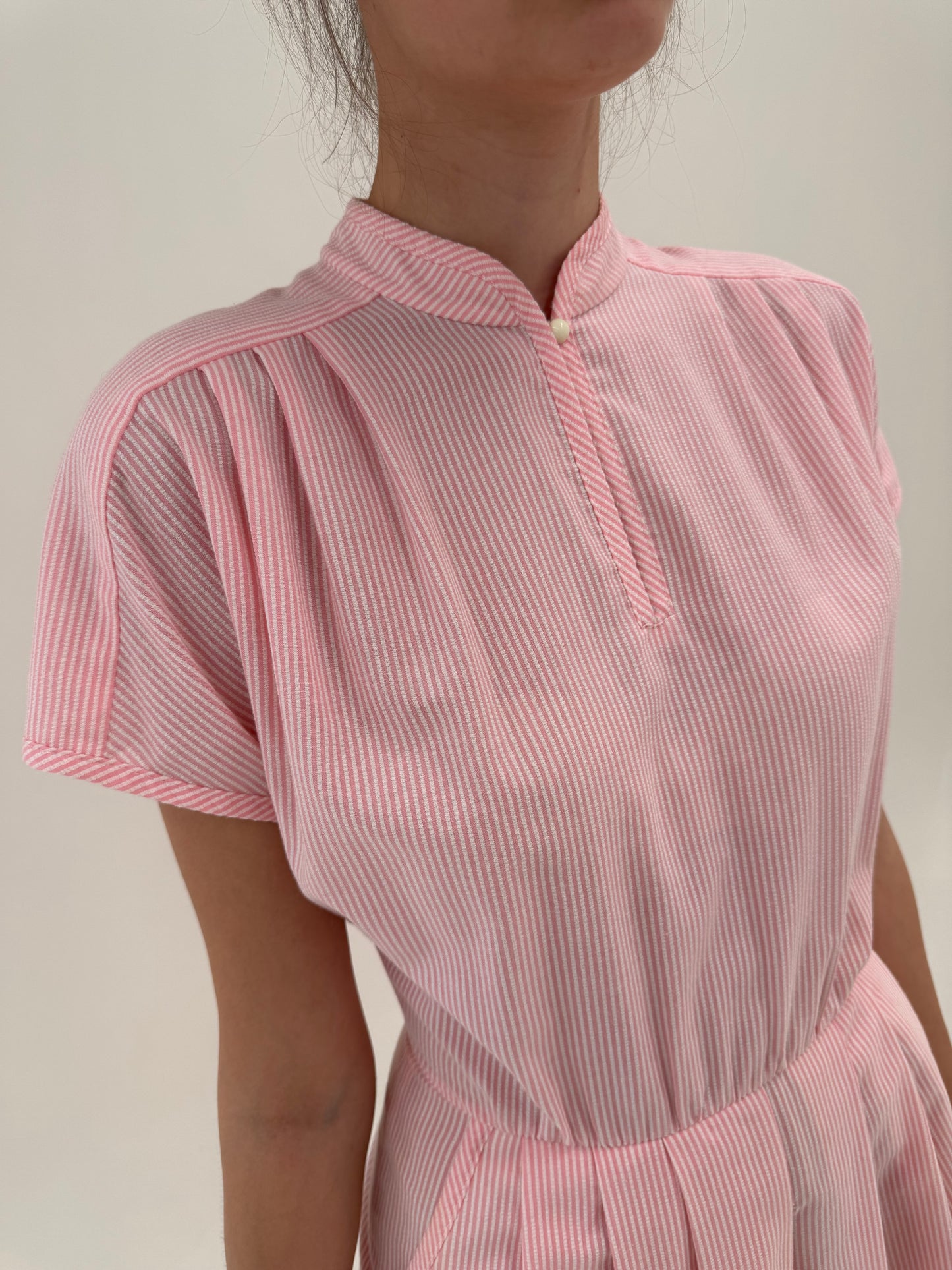 Rochie în dungi fine powder pink din seersucker de bumbac în croi retro modern