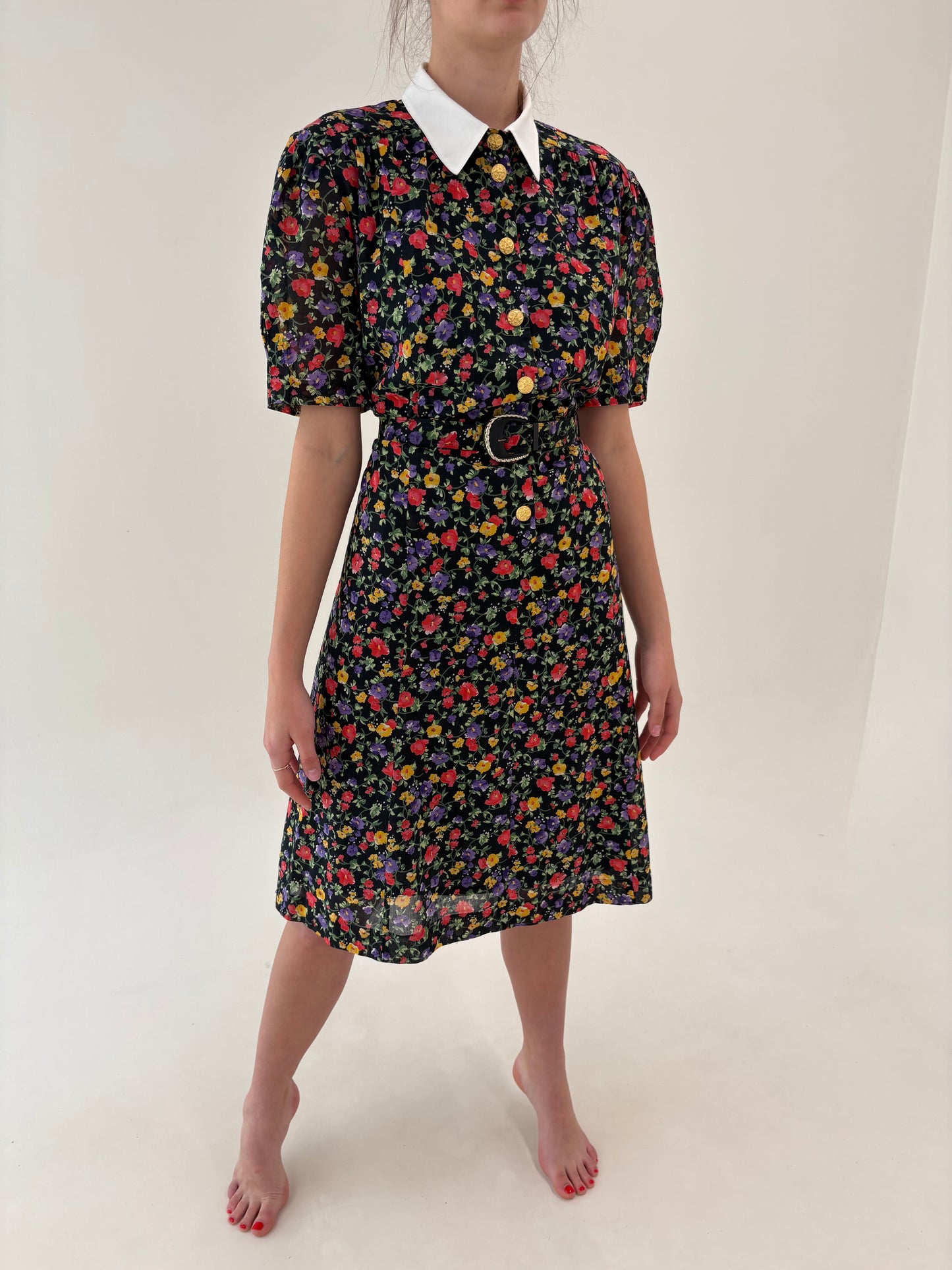 Rochie vintage cu print floral și guler contrastant cu centura proprie