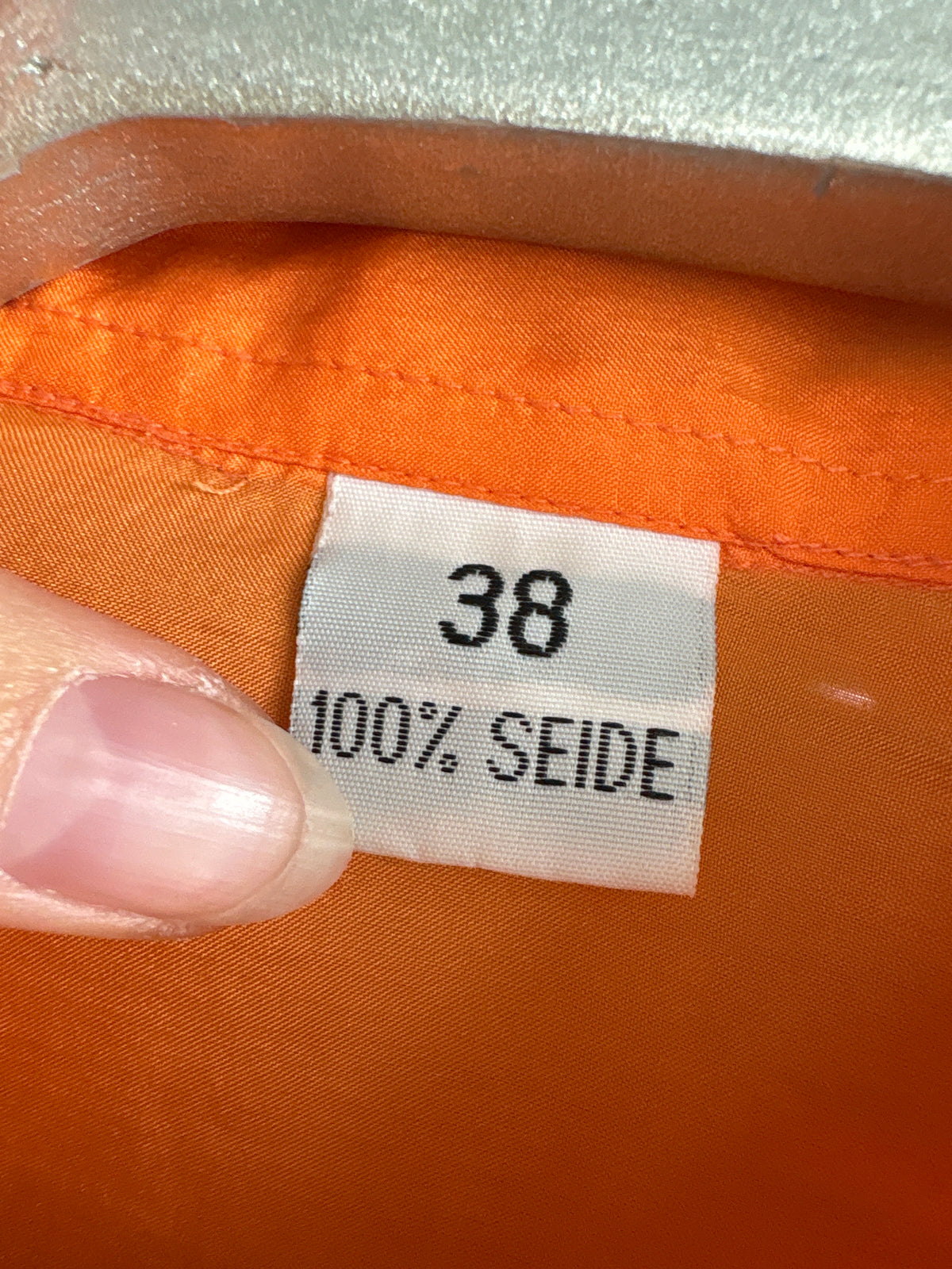 Cămașa oranj din mătase naturală in croi lejer retro modern ușor cropped