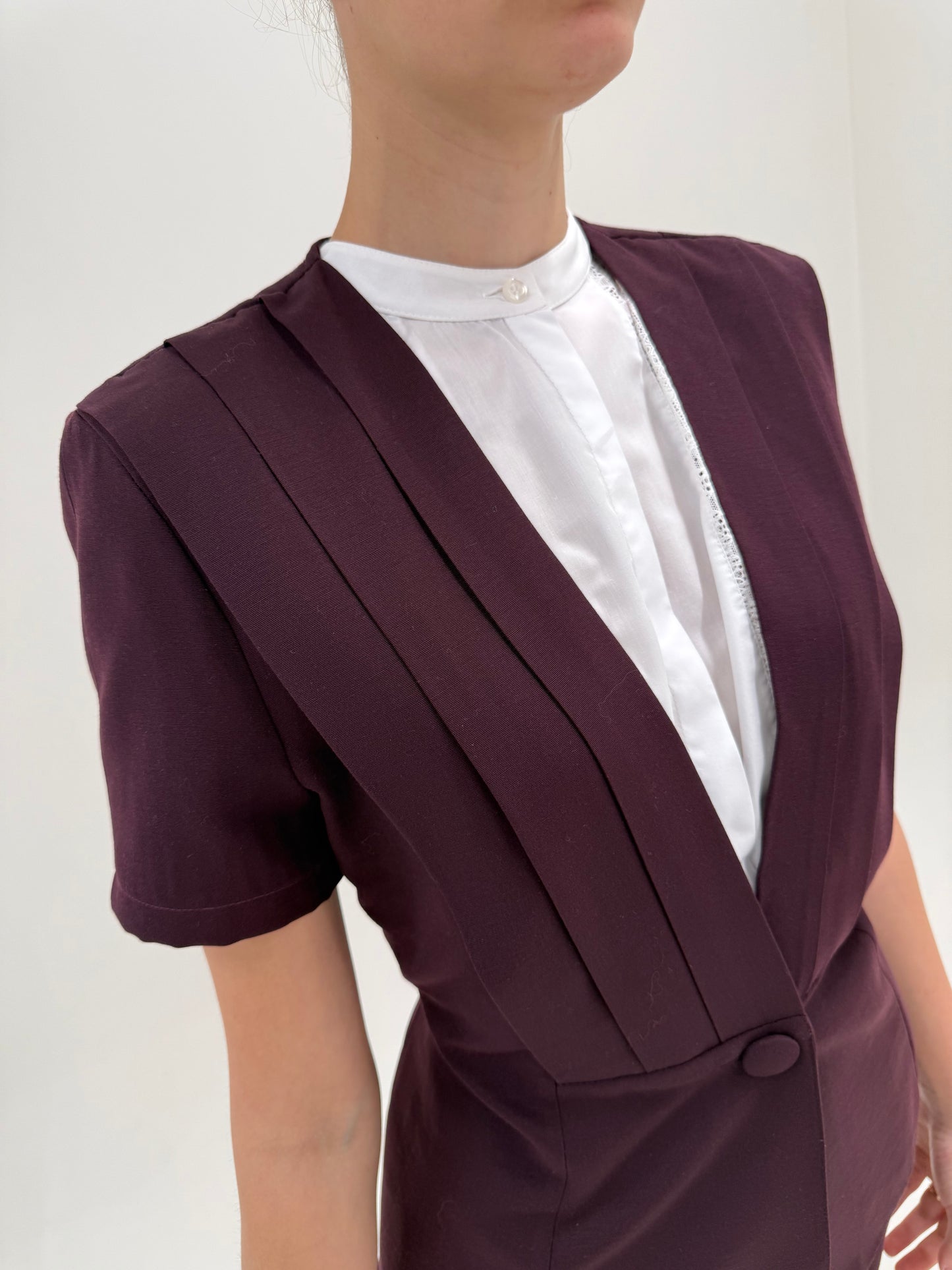 Costum vintage de vară aubergine cu sacou cambrat și pantaloni drapați