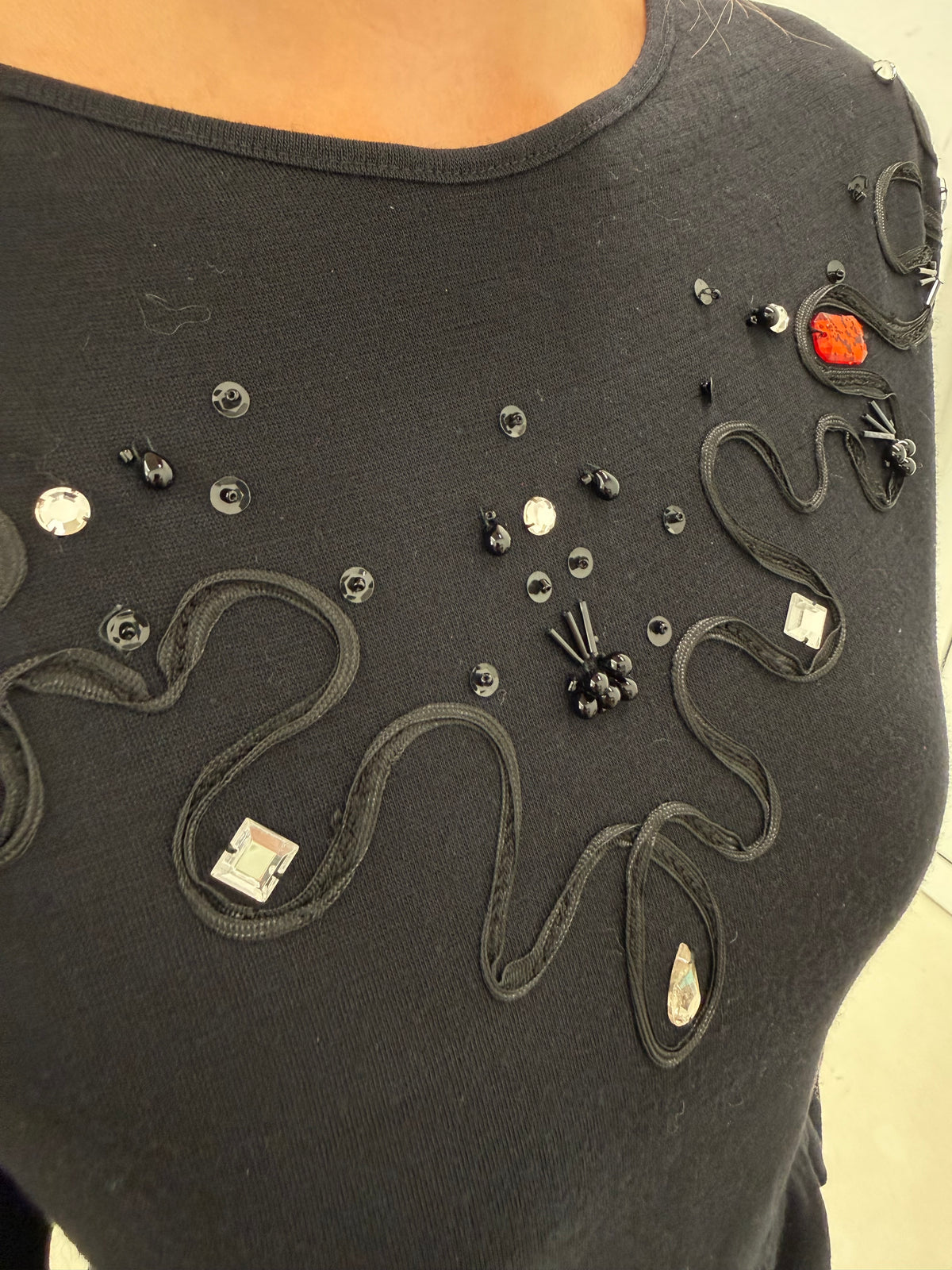 LBD vintage italiană din tricot excepțional de lana extrafina cu aplicații manuale