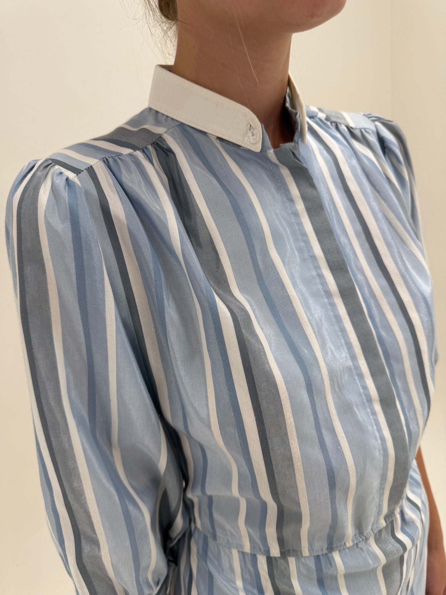 Rochie în stil Prada din bumbac ușor satinat în dungi baby blue cu talie elastică