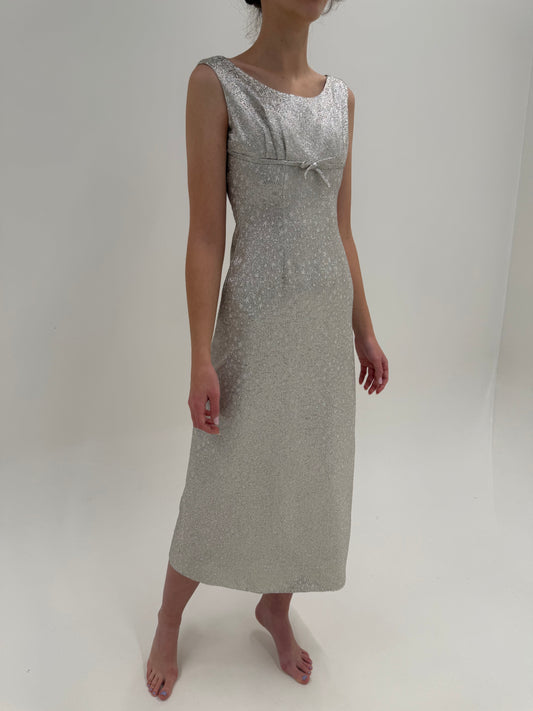 Rochie Old vintage anii 60 in croiala sculpturală și decolteu bateau din jacquard argintiu