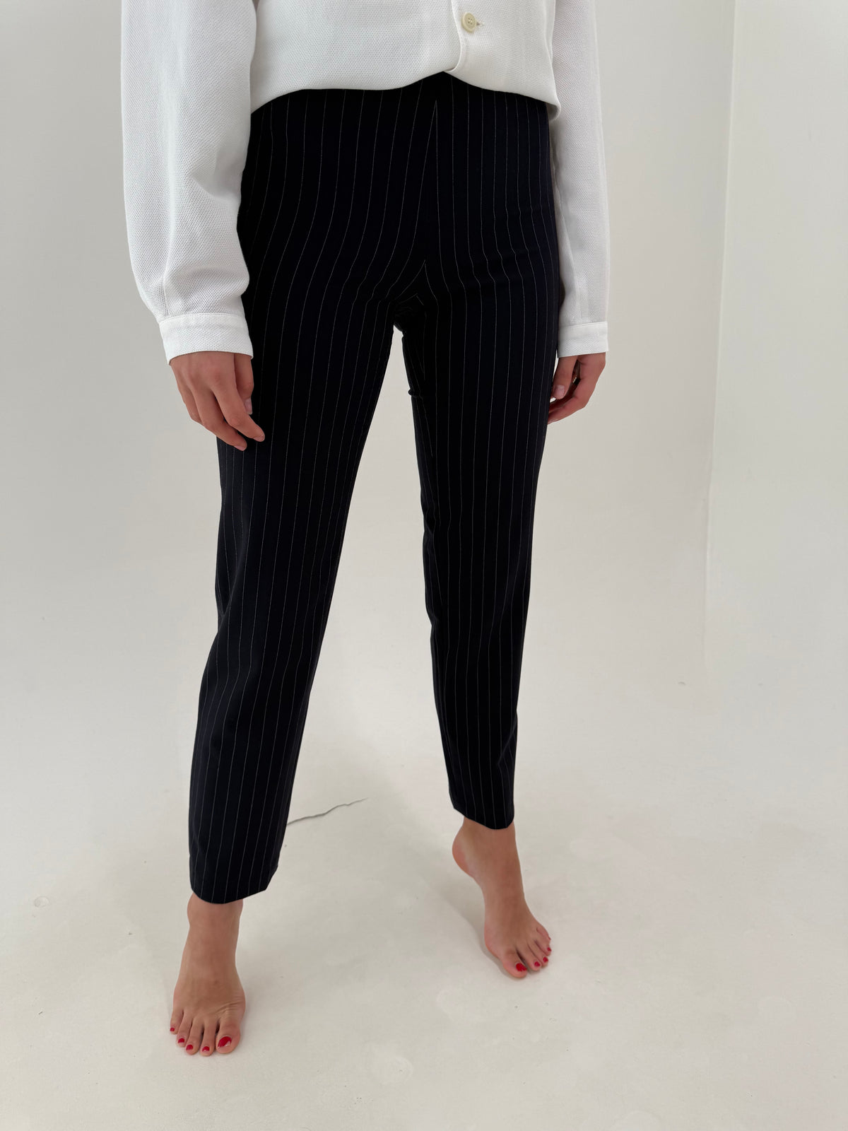 Pantaloni de brand super premium Seventy cu dungi fine verticale din lana extrafina și lyocel