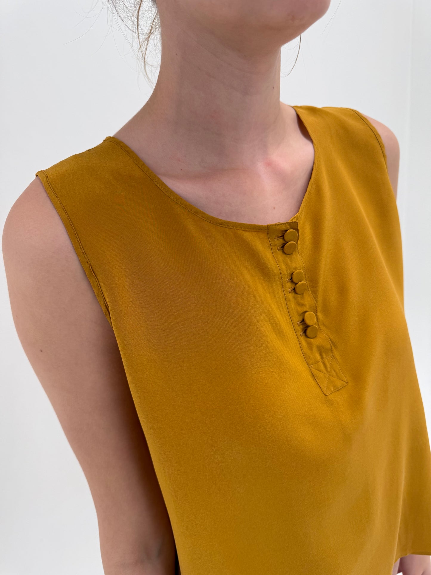 Top mustard yellow din mătase naturală în croi minimalist