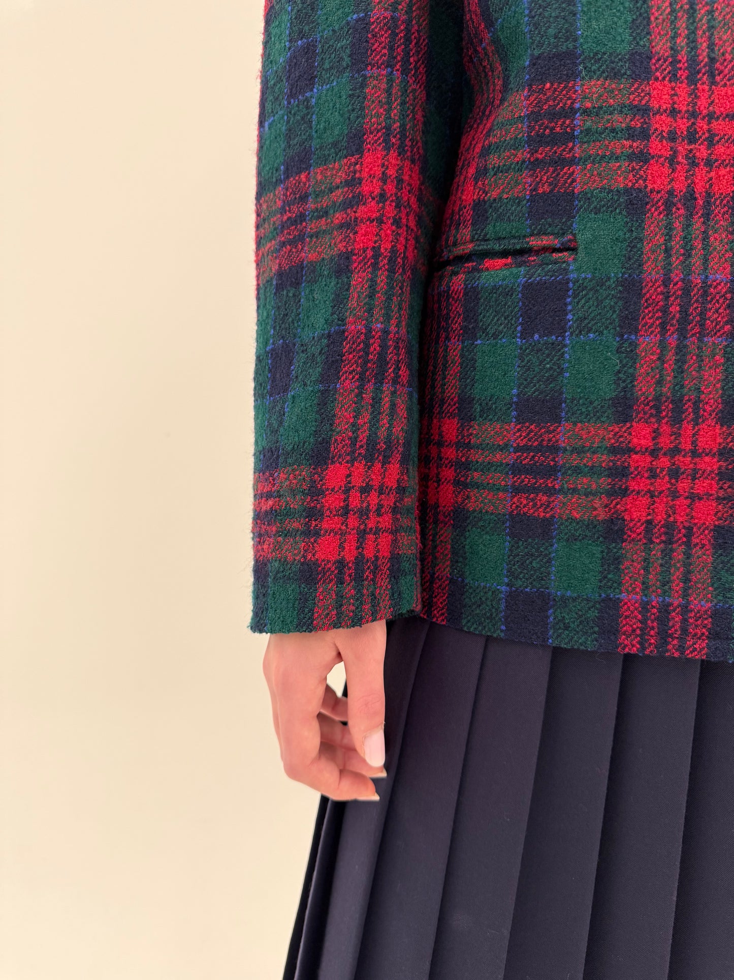 Sacou vintage din tweed de lana în croi minimalist și combinație clasică de culori