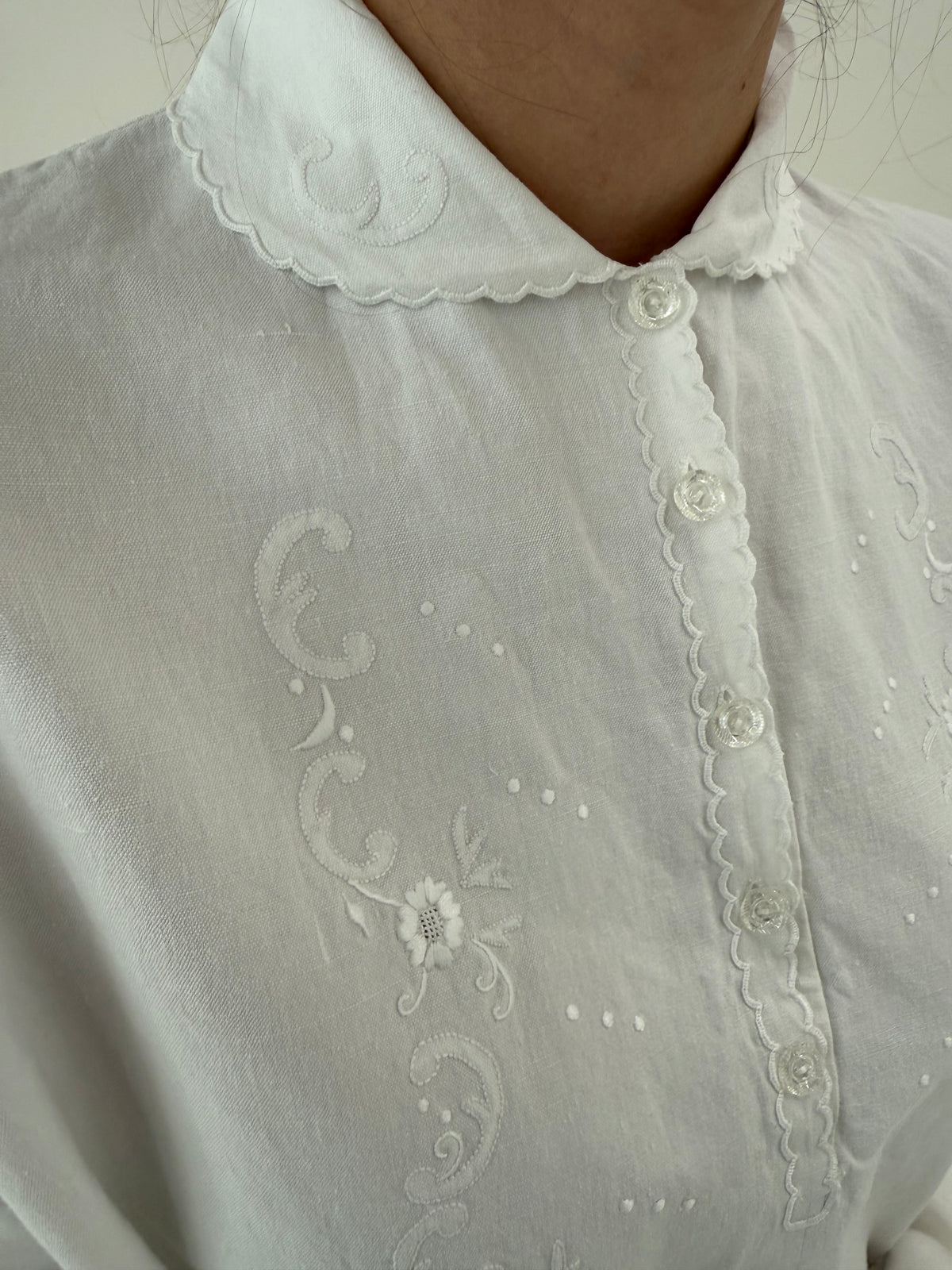 Rochie maxi bijuterie din in excepțional cu broderie manuală delicată și cordon lat