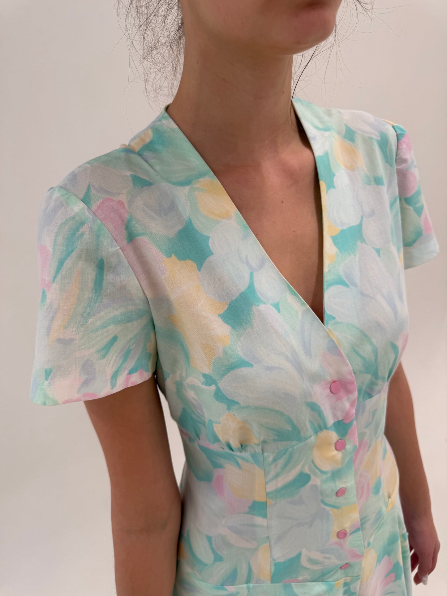 Rochie vintage maxi în culori pudrate și talie ultra marcată din panzica de bumbac