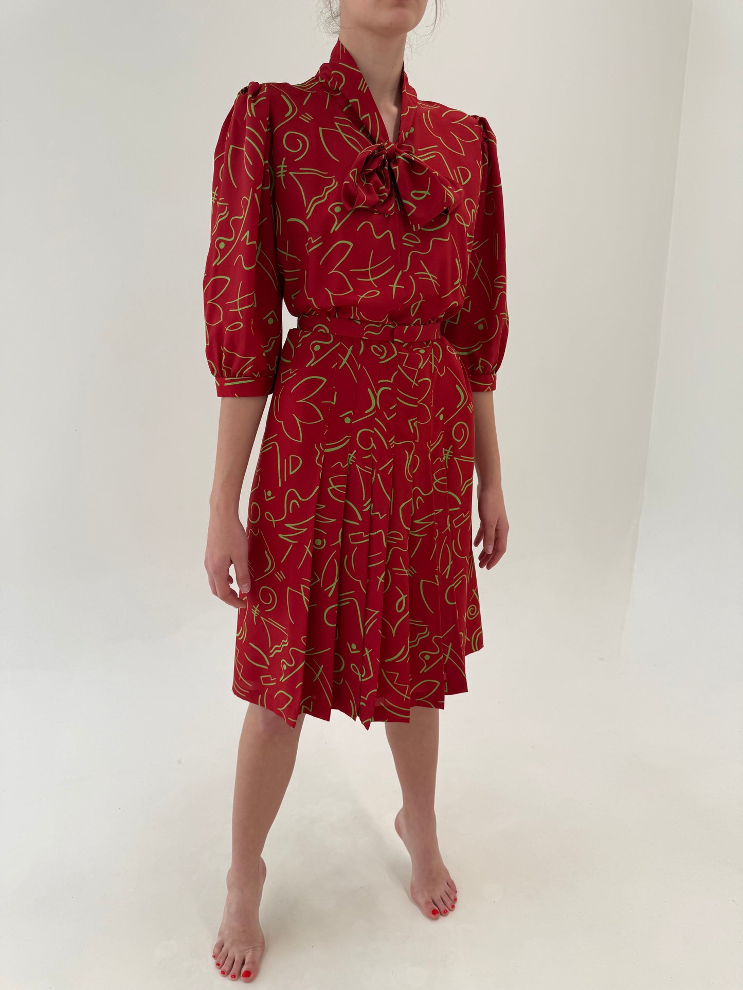 Rochie vintage cherry red cu panglică la gât și print geometric verde crud