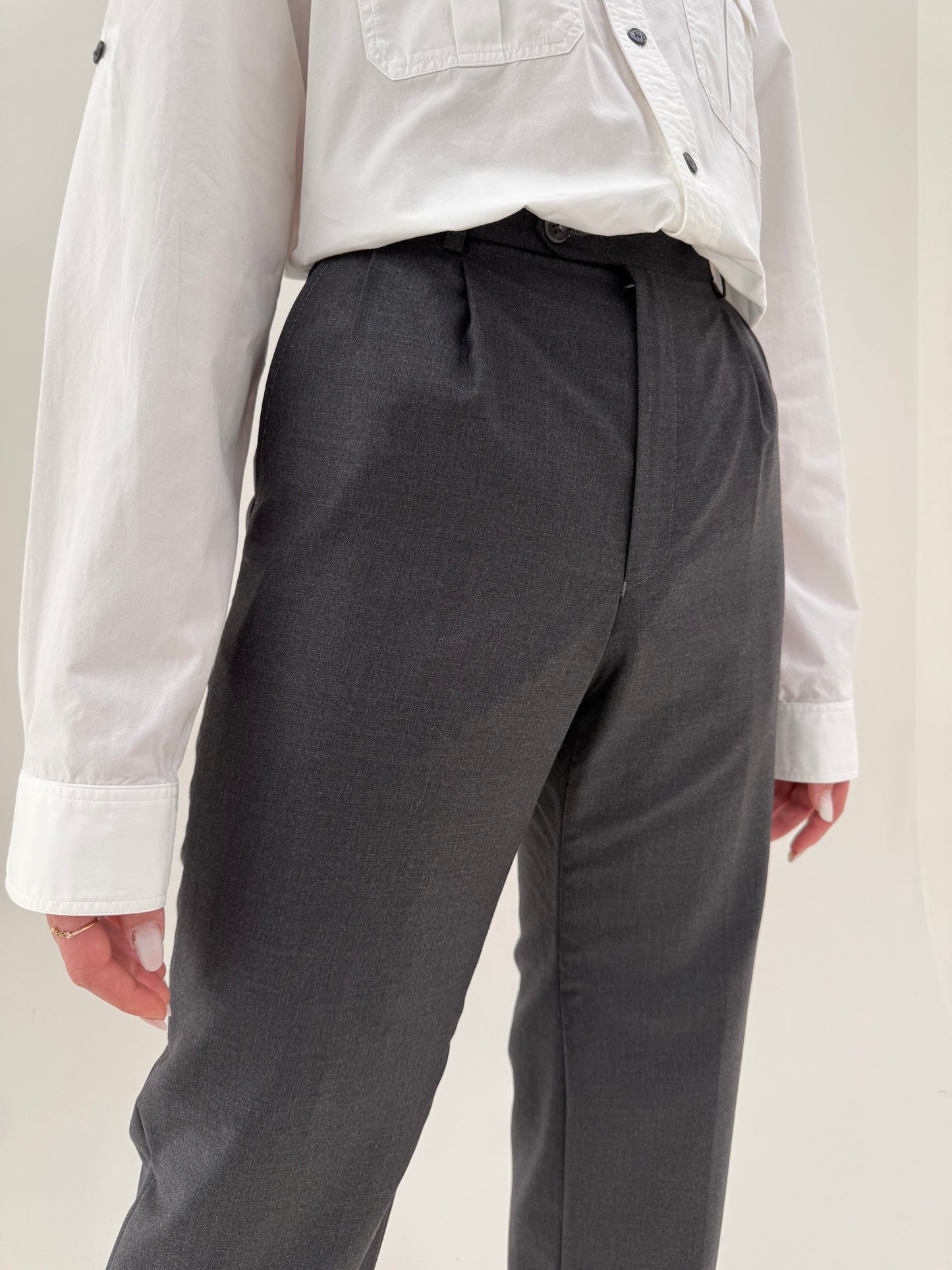 Pantaloni Dior cu pense în croi lejer din lanita foarte subțire de primăvară