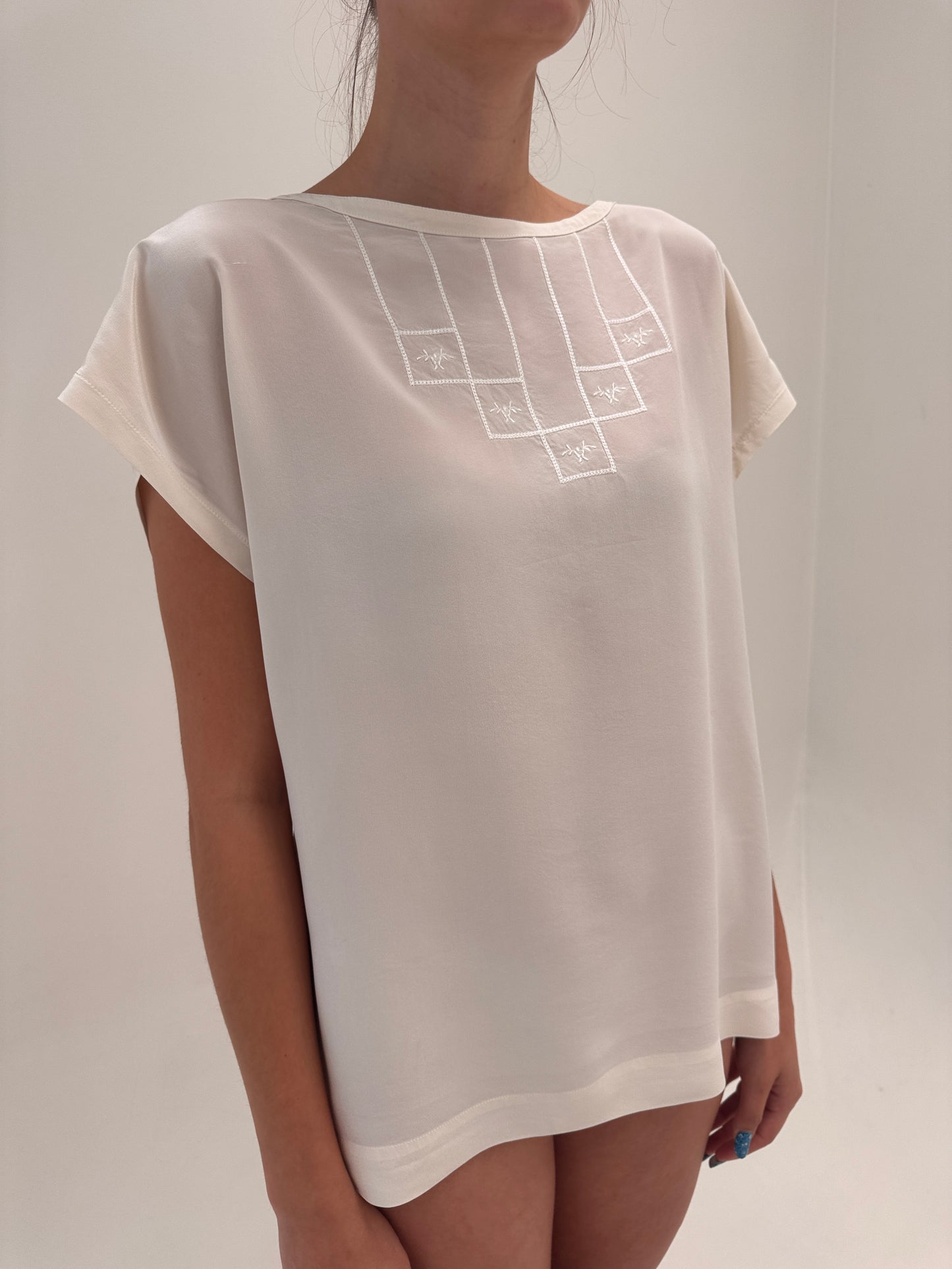 Top Laurel by Escada din mătase naturală cu broderie delicată în croi lejer