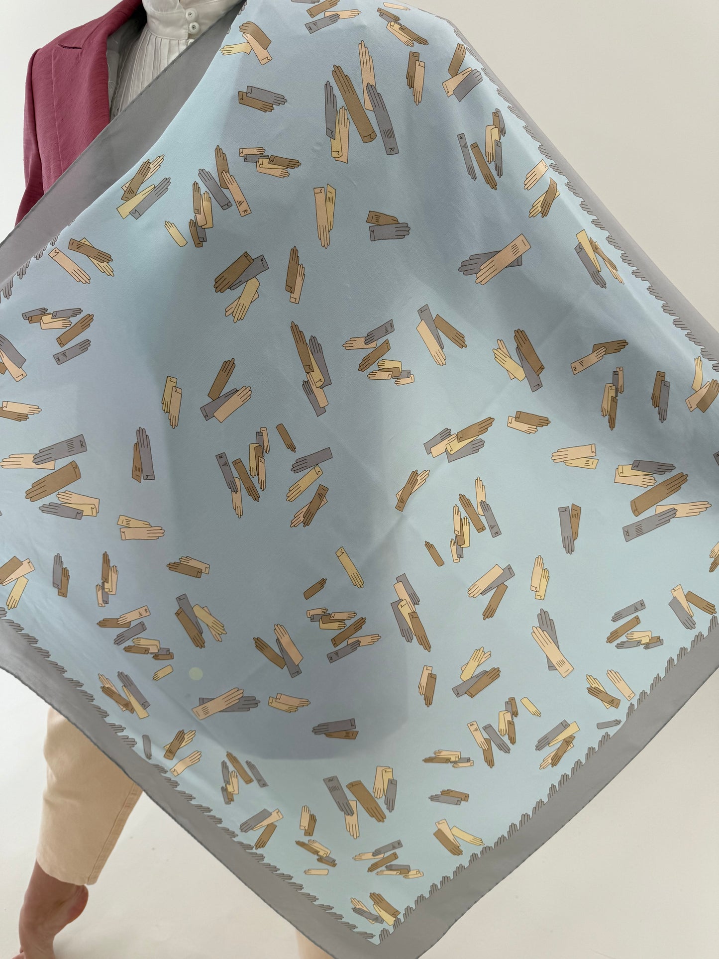 Eșarfă XL italiană baby blue din mătase naturală cu print în culori neutre
