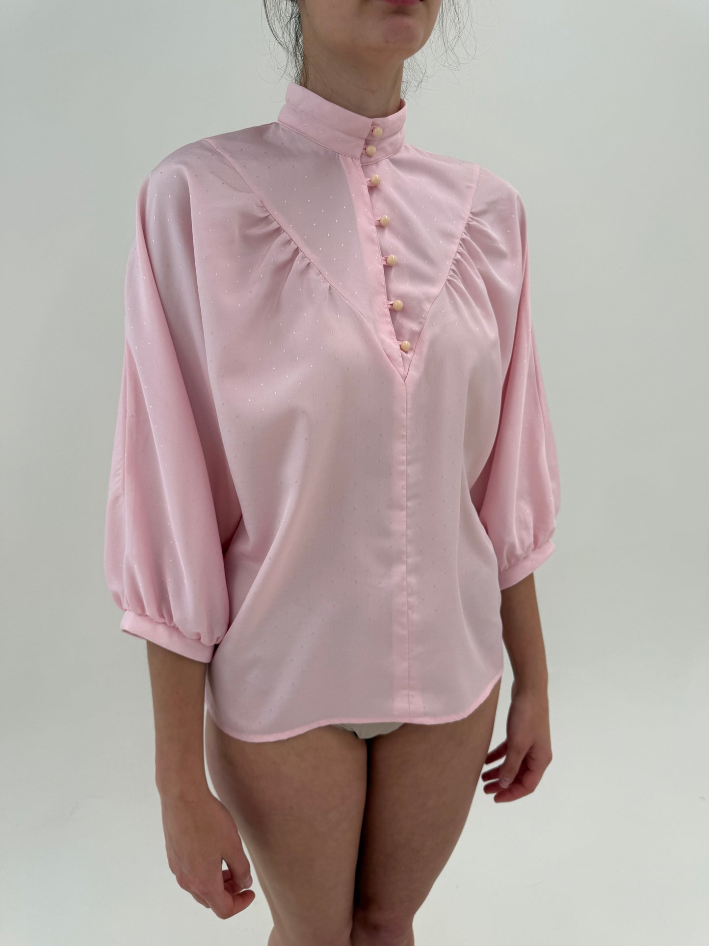Cămașa vintage powder Pink in croi deosebit cu mâneci ușor bufante