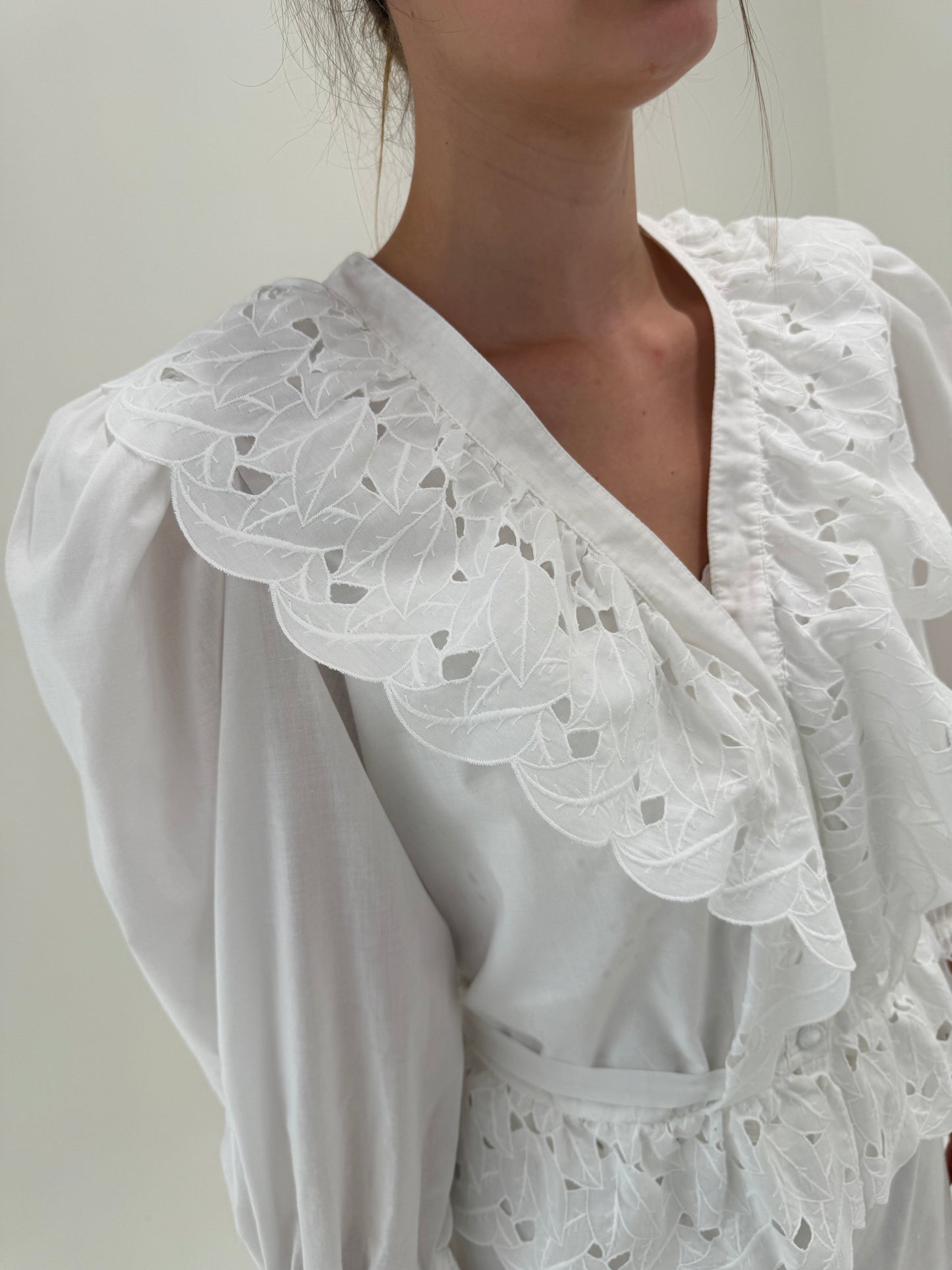 Sacou din poplin de bumbac cu peplum , broderie anglaise și talie marcată reglabilă