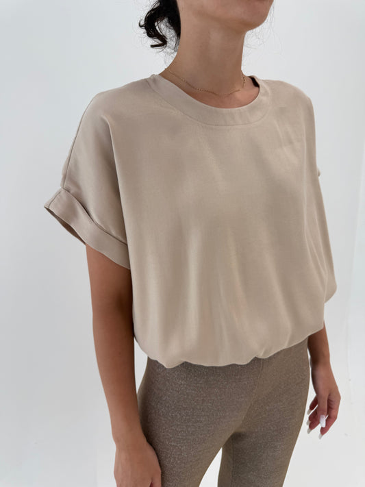 Top sand nude în croi minimalist cu efect foarte ușor perlat auriu pudrat