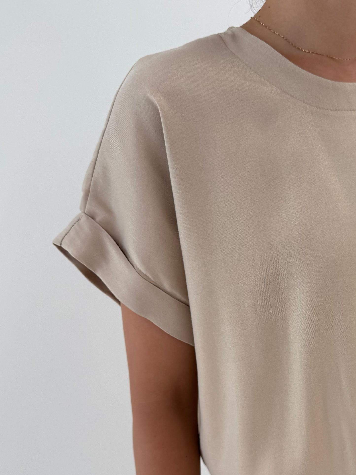 Top sand nude în croi minimalist cu efect foarte ușor perlat auriu pudrat