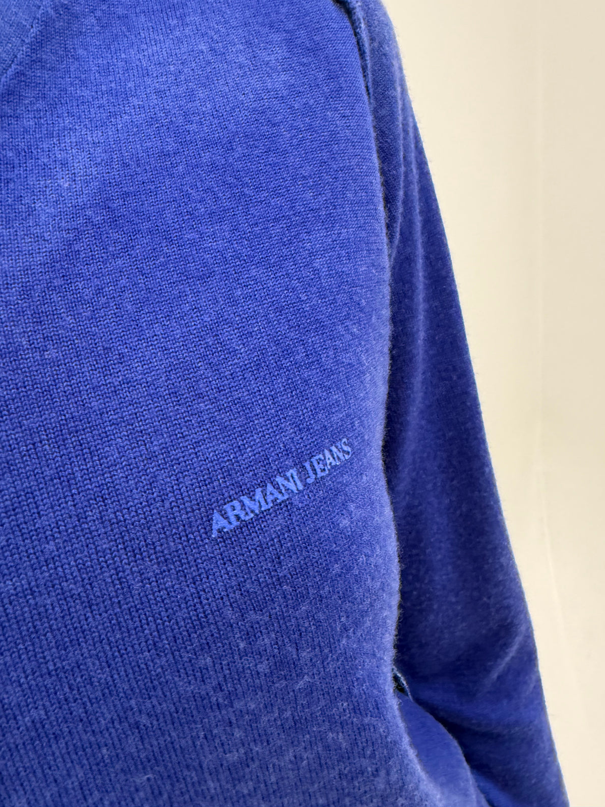 Pulover Armani cornflower blue din lanita extrafina în anchior