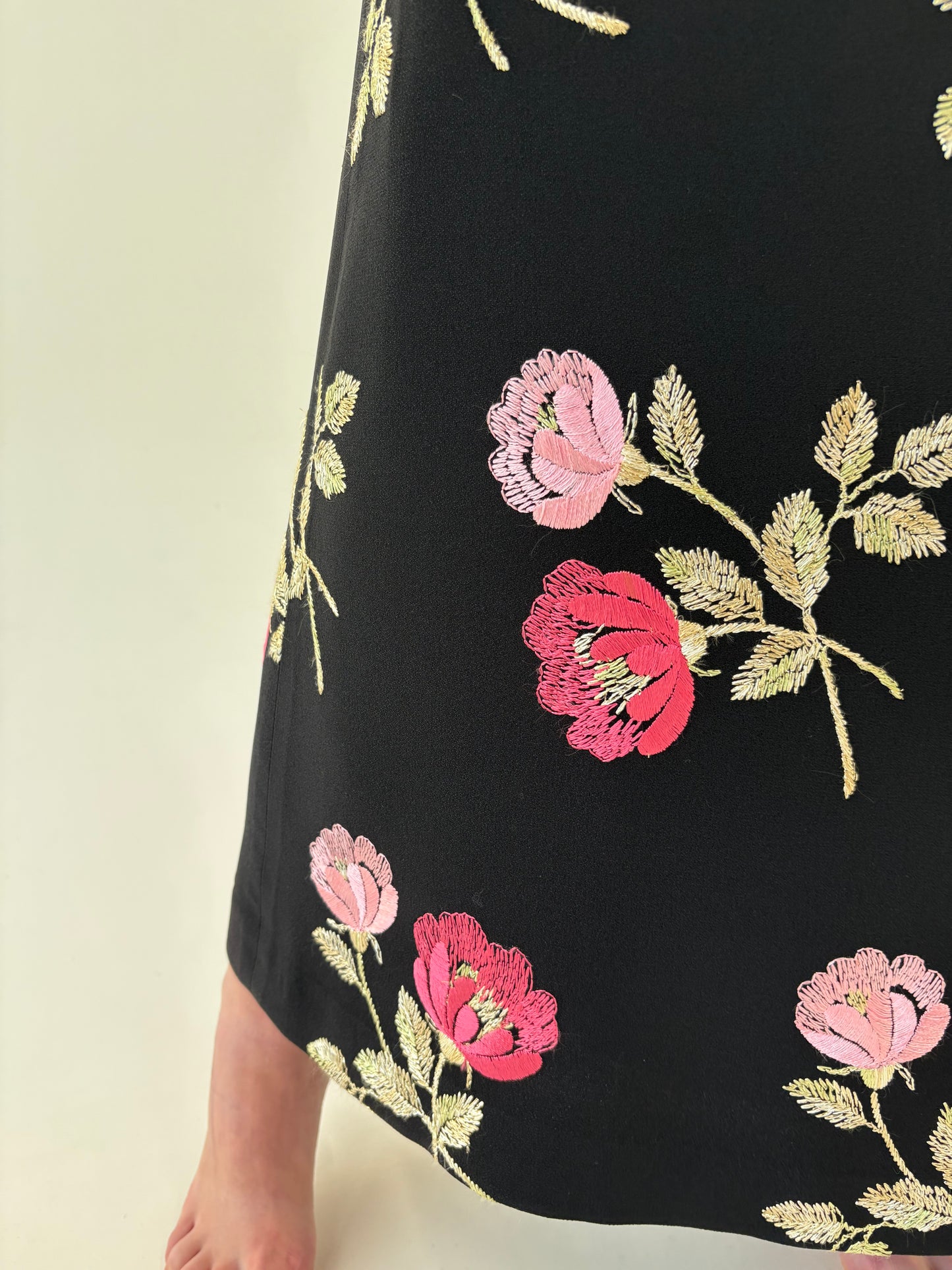 LBD vintage maxi cu broderie excepțională cu bujori și talie marcată