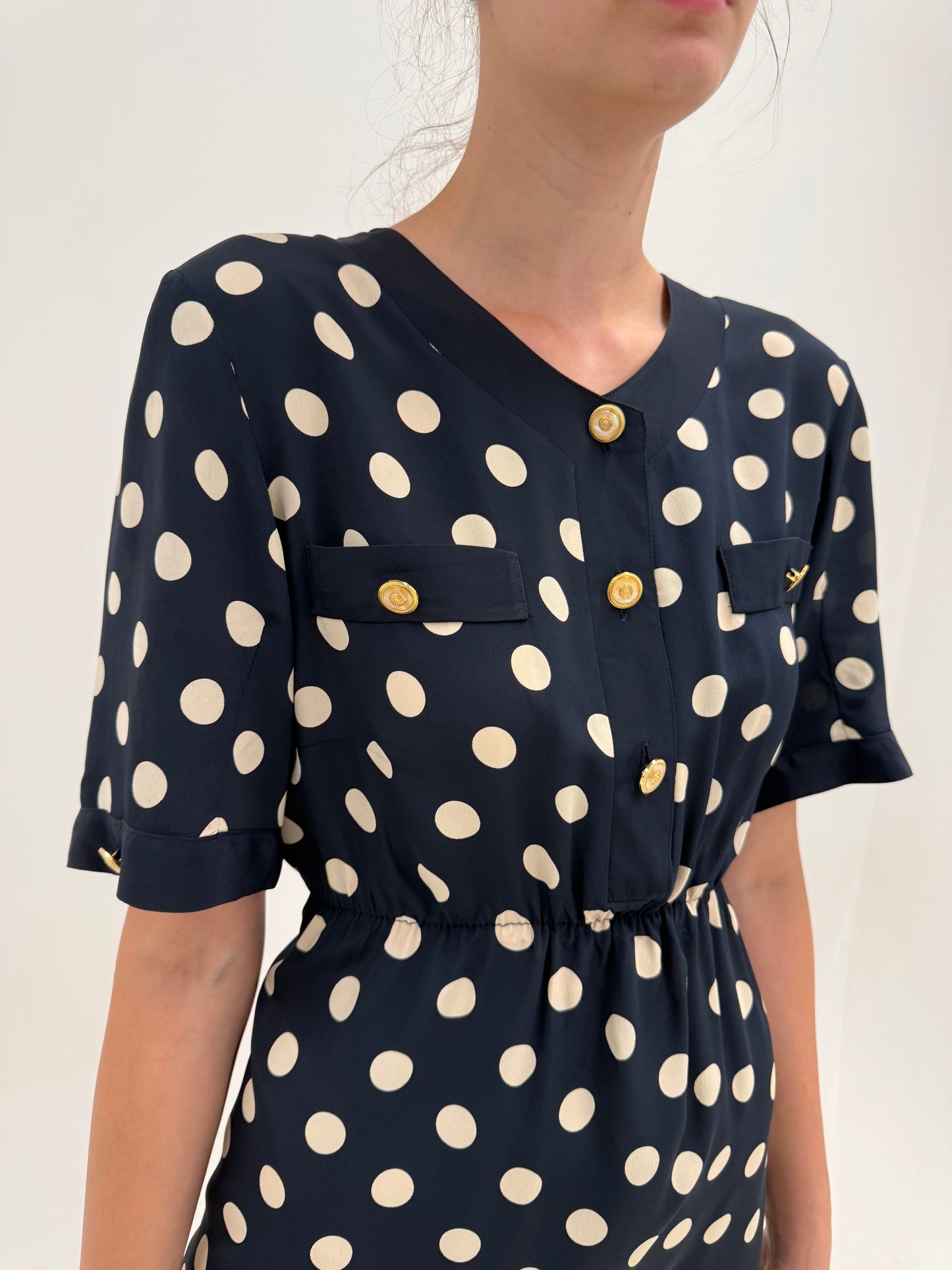 Rochie italiană de designer cu buline și nasturi metalici aurii din mătase naturală