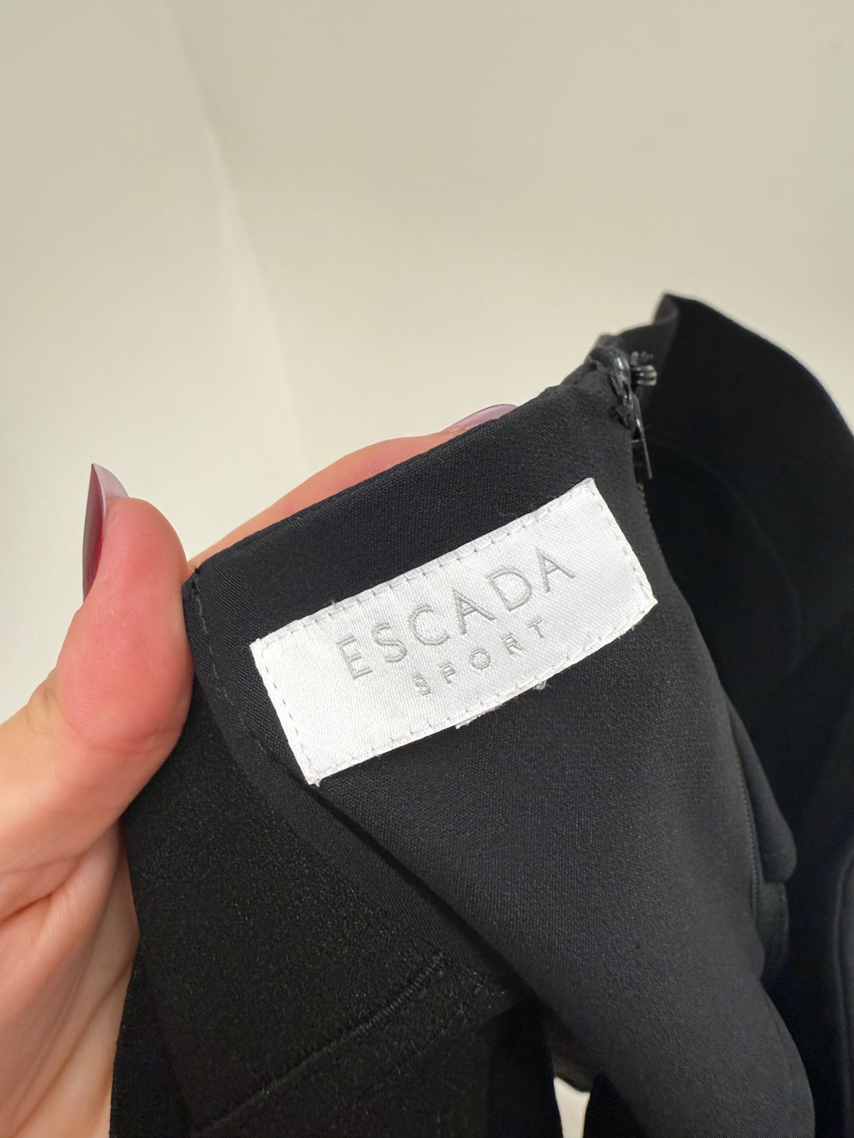 Pantaloni Escada negri ultra modelatori extrem de versatili