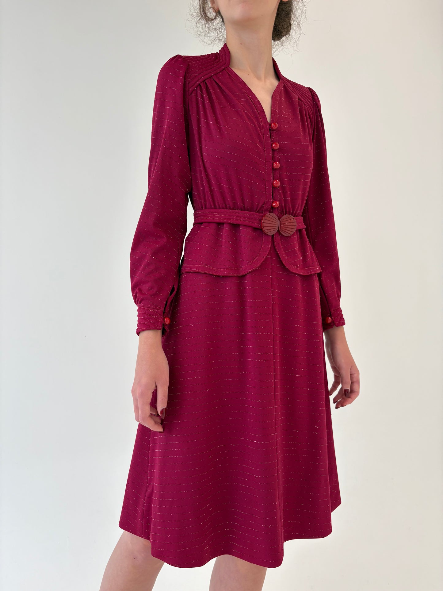 Rochie vintage magenta de la business la seara cu inserții fine aurii