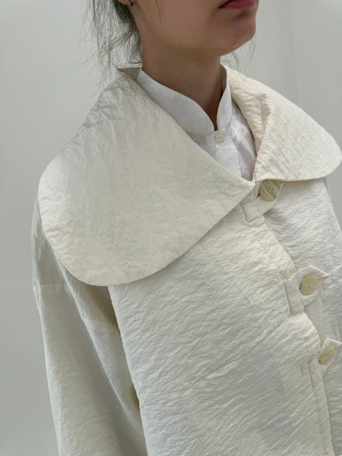 Jacheta scurtă butter white cu guler supradimensionat impermeabilă