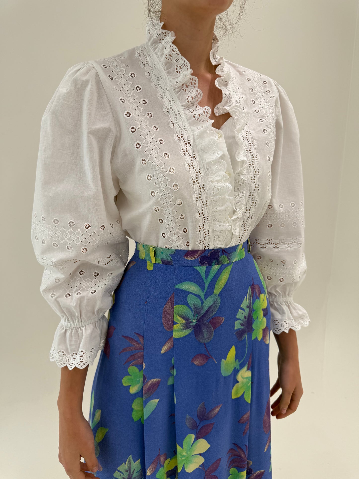 Cămașa vintage din panzica de bumbac și in cu broderie anglaise