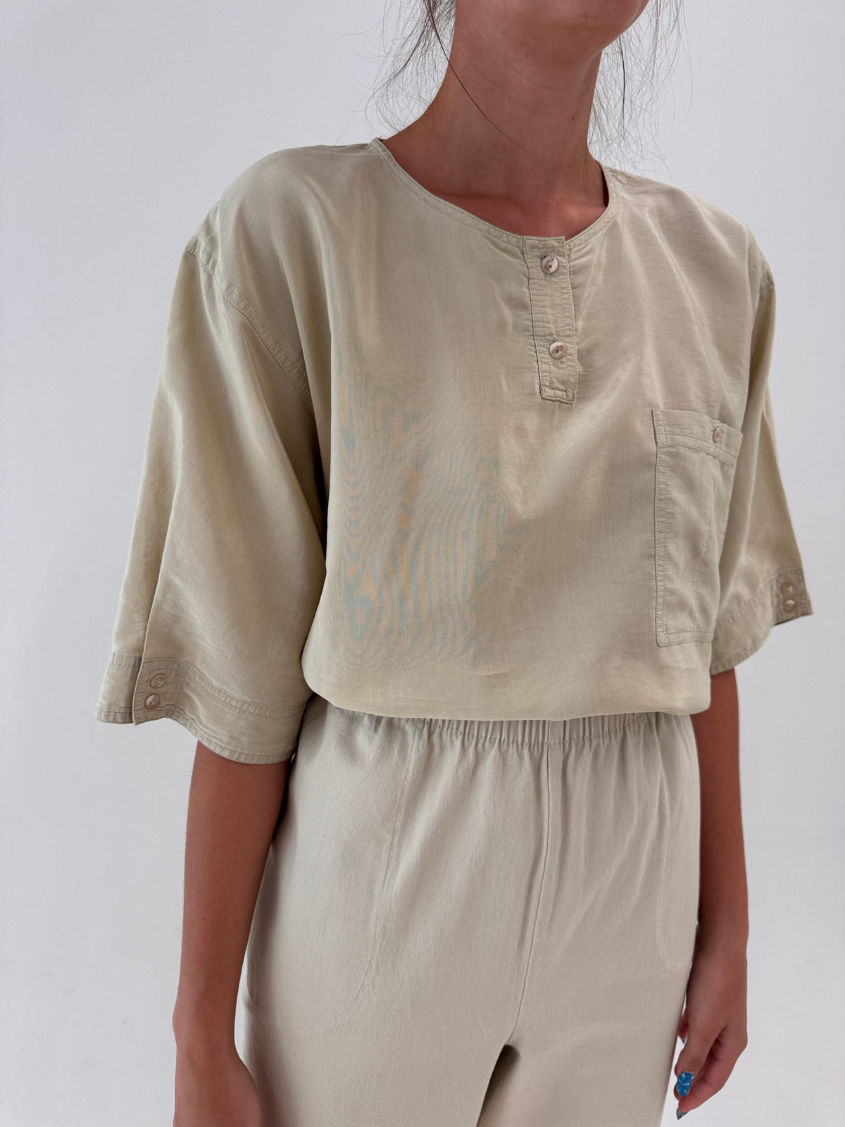 Tricou camel din mătase naturală în croi retro modern
