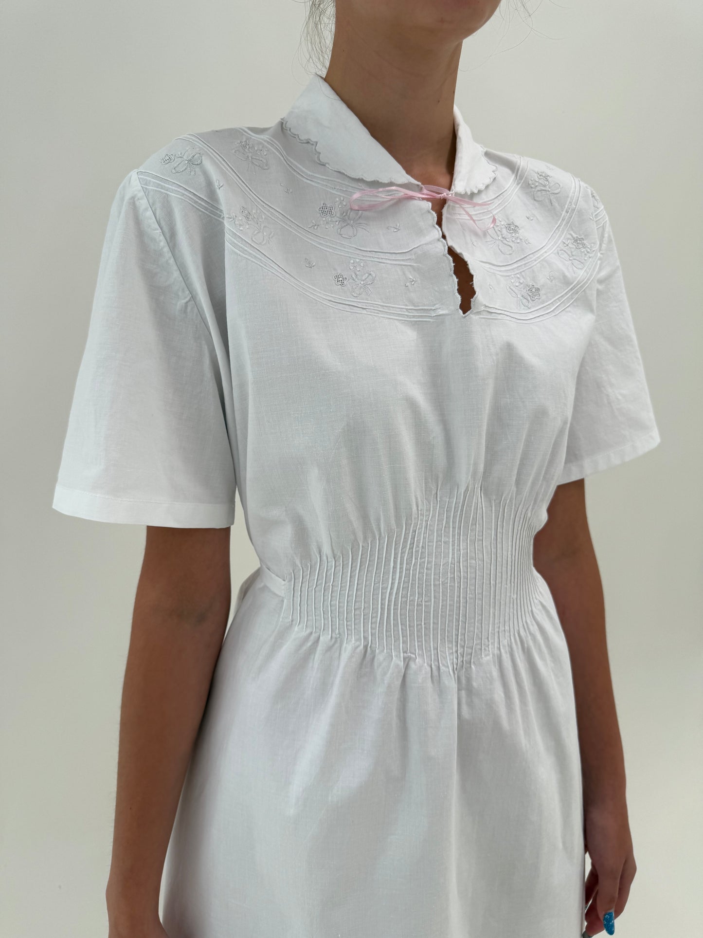 Rochie vintage bijuterie cu broderie manuală delicată din pânză de bumbac excepțională