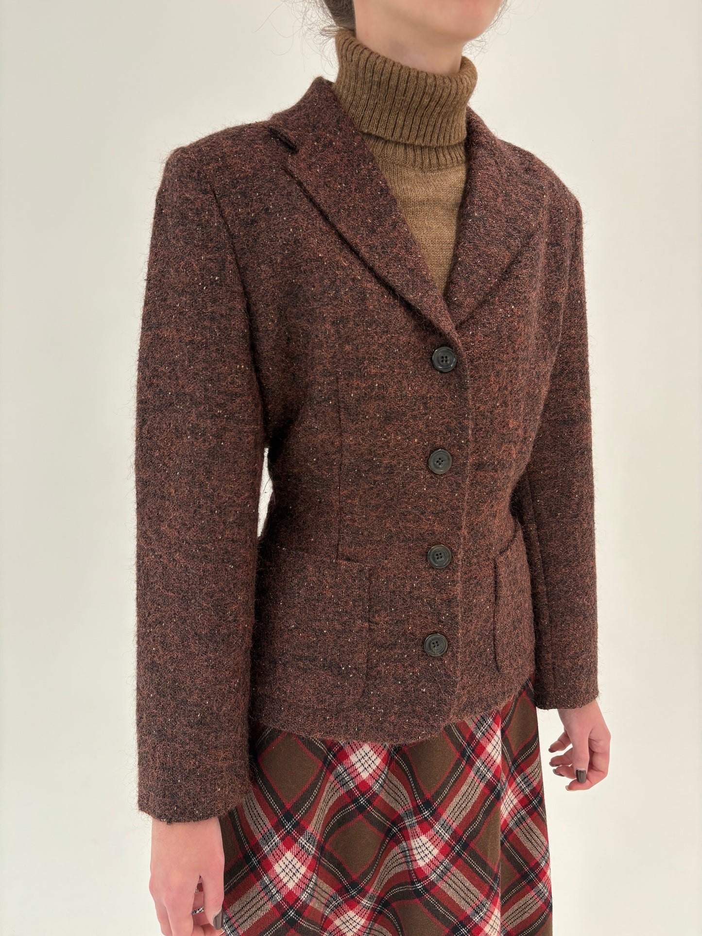 Sacou cambrat din boucle de mohair și lana cu efect ușor perlat