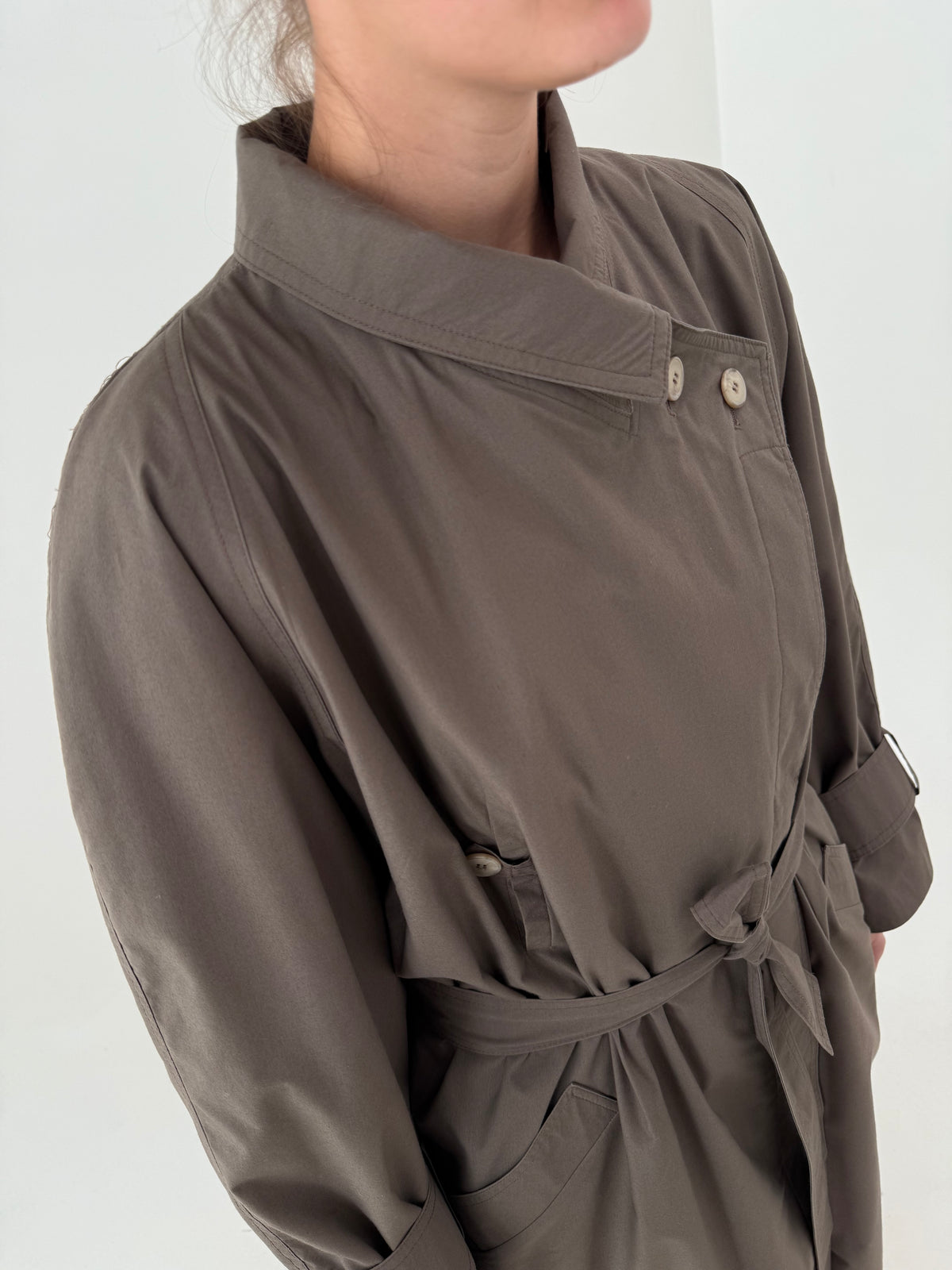 Trench petite  in croi super lung taupe din gabardină în croi retro modern