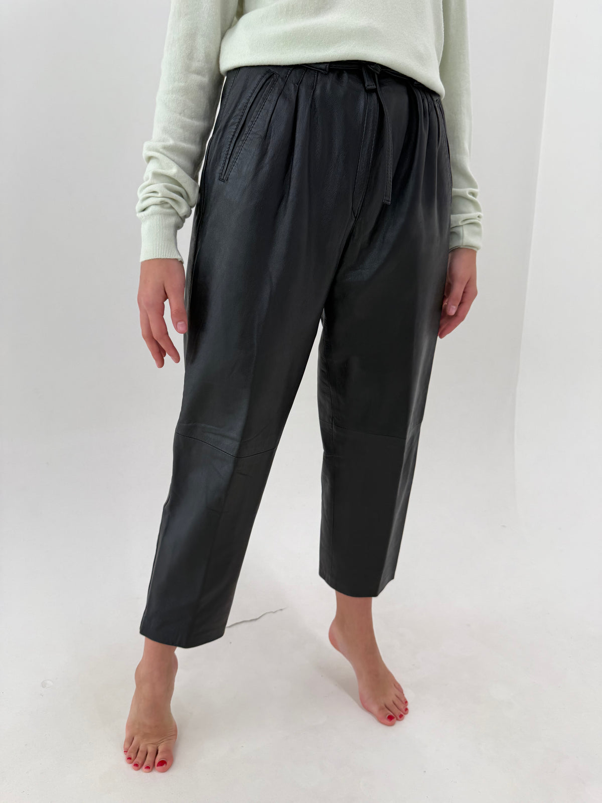 Pantaloni din piele naturală extra moale cu pense și talie ultra înaltă