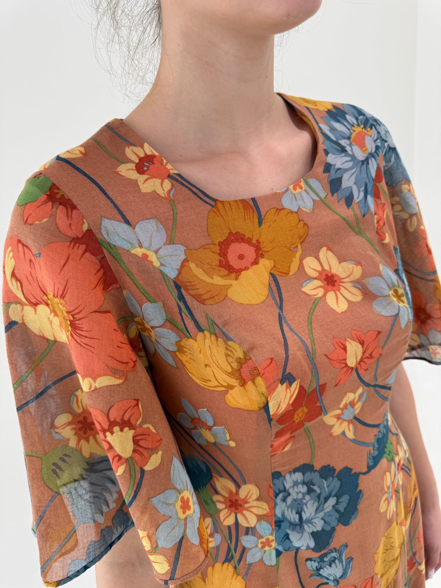 Rochia vintage maxi cu print floral superb și talie marcată