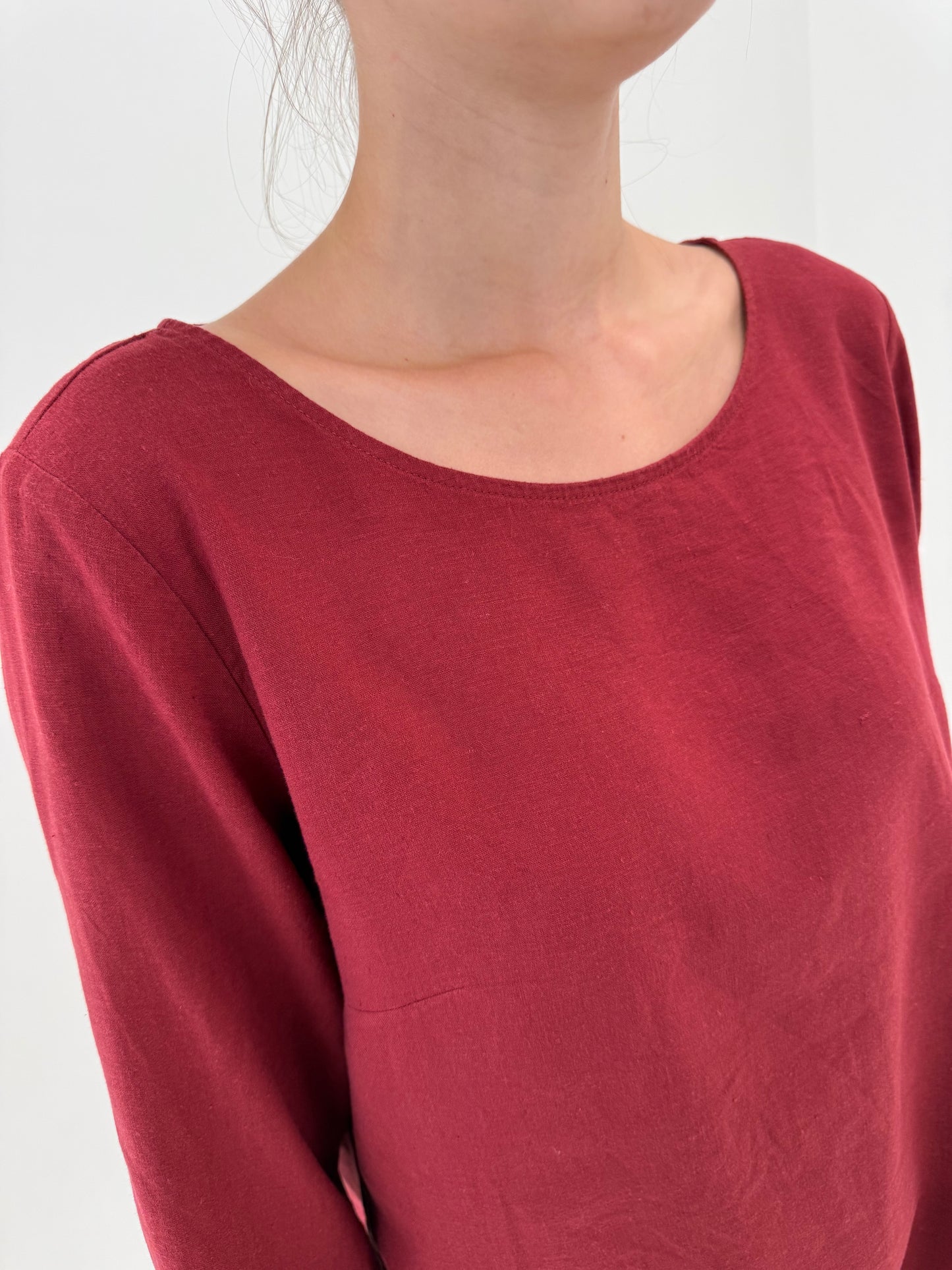 Top burgundy în croi minimalist din pânză cu mânecă 3/4