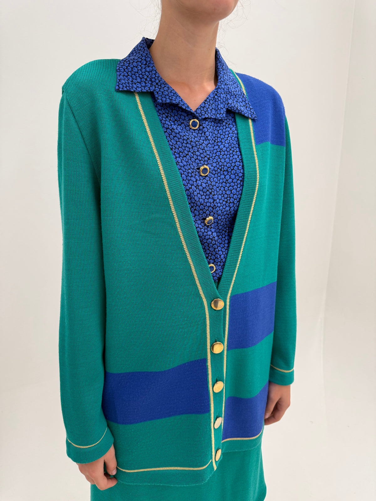 Set vintage și tricot în culori tari din mix de lana extrafina cu nasturi metalici aurii
